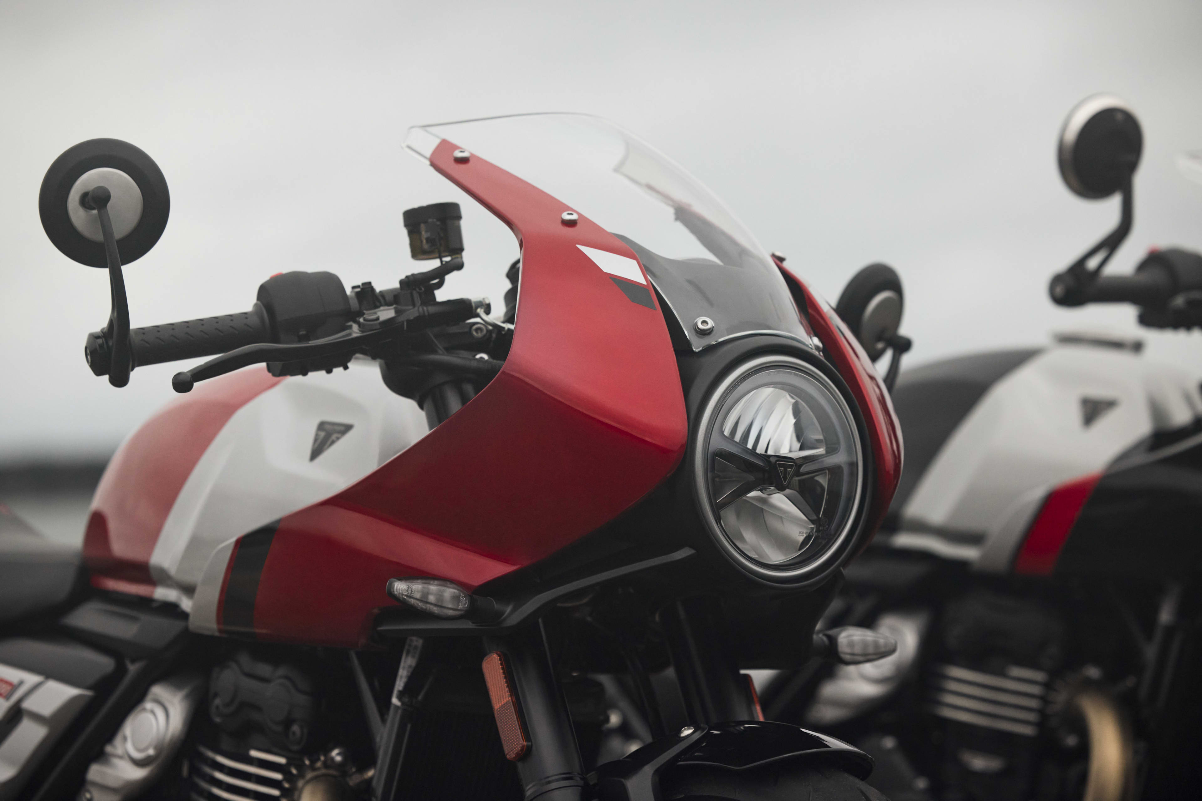 CLIP-ON HANDLEBARS Angled front view of Thruxton 400