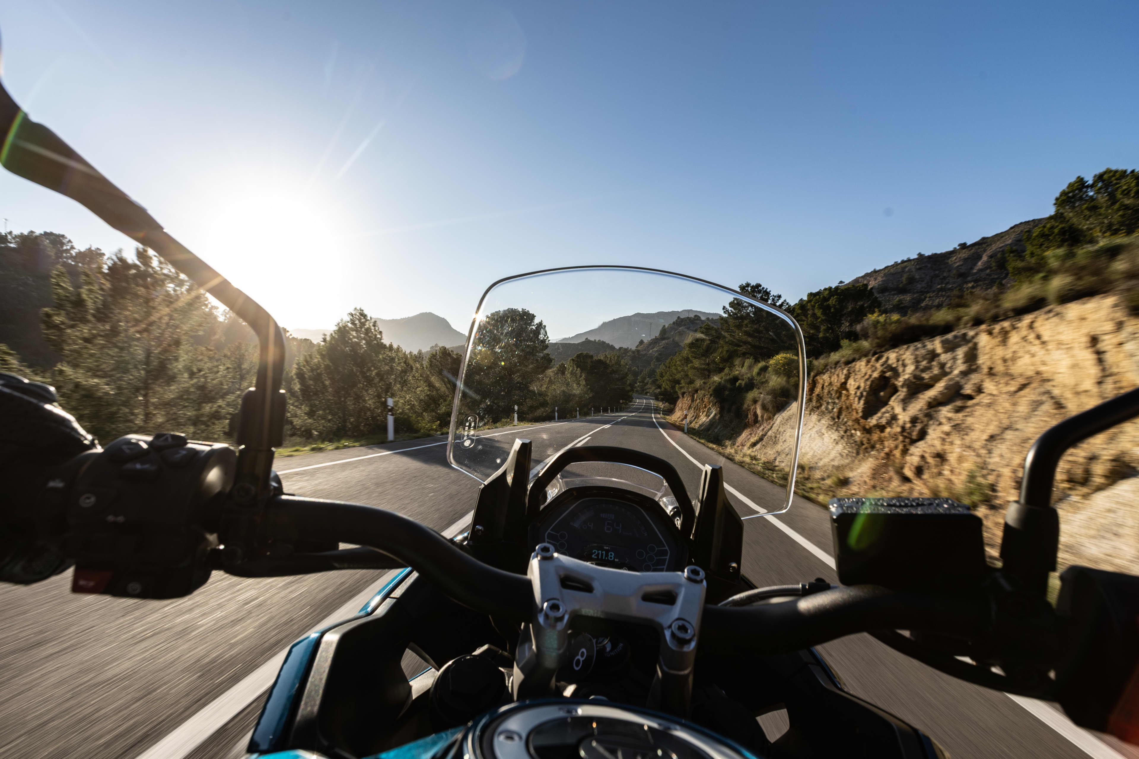 « Si vous arrêtiez votre lecture ici, l’essentiel à retenir est que le moteur tricylindre en ligne 660 cc à 12 soupapes du Tiger Sport a reçu une augmentation de puissance de 17 % pour 2026, portant sa puissance maximale à 94 chevaux à 11 250 tr/min. Le couple est également en hausse, atteignant 50,2 lb-pi à 8 250 tr/min. »