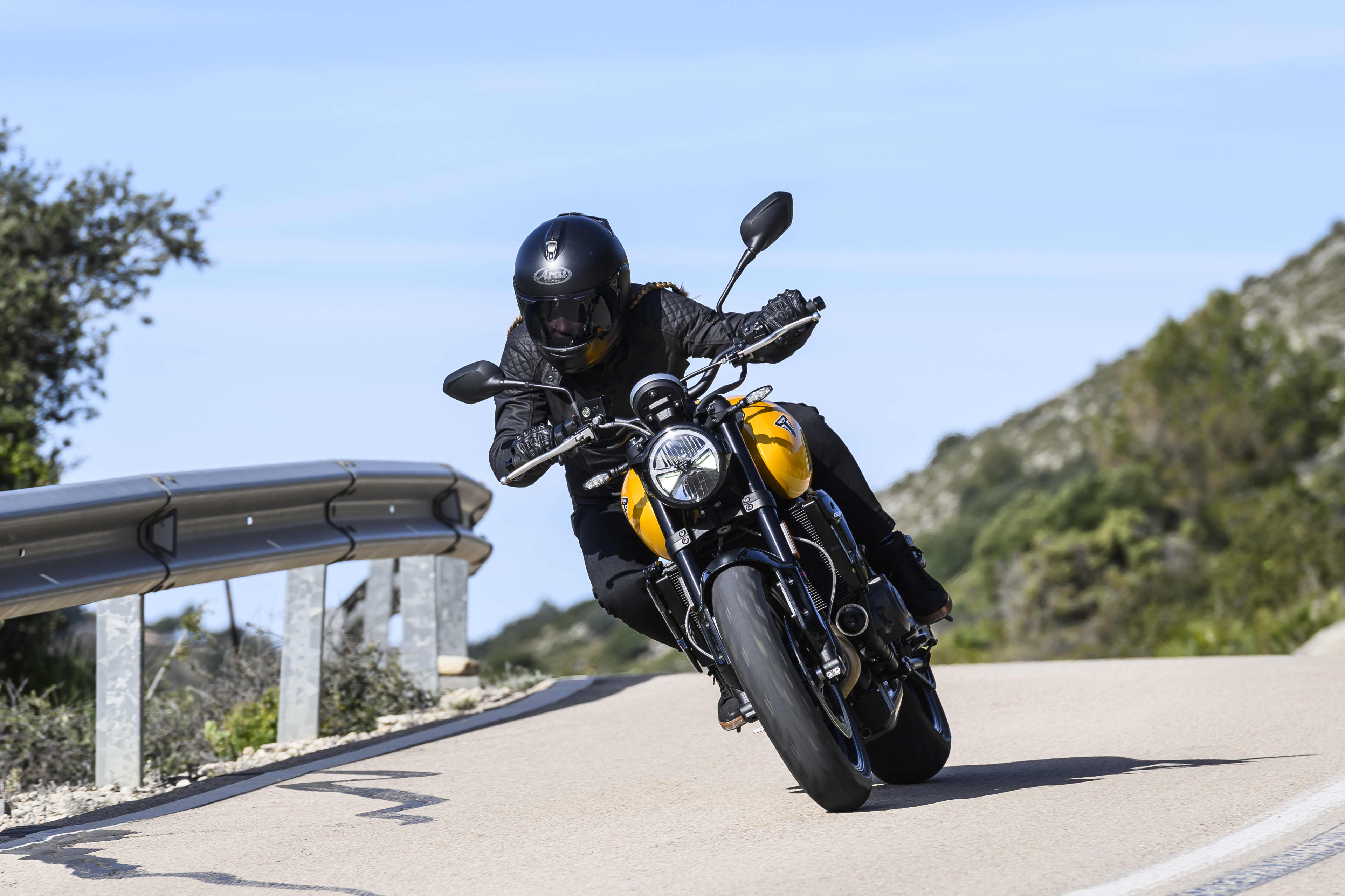 "Después del mejor tramo de asfalto en España, esta moto tenía a cuatro pilotos de prueba, incluyéndome a mí, y al líder de pilotos de Triumph —casi un siglo de experiencia de manejo entre todos—, riendo a carcajadas de pura emoción."