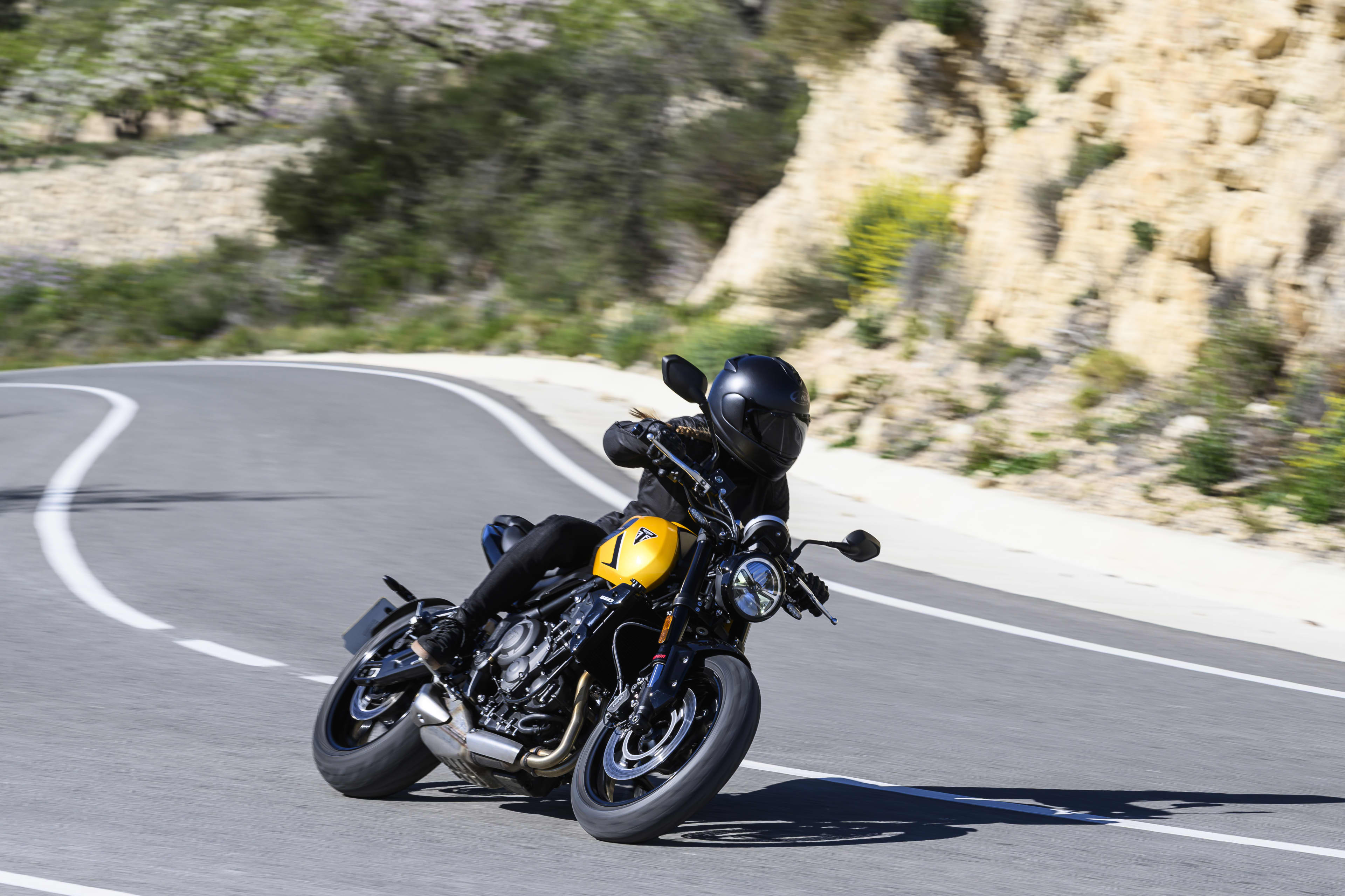 "No hace daño que esta actualización también amplifique el característico rugido de admisión tricilíndrico de Triumph. Además, todo lo relacionado con llevar la potencia del motor hasta la rueda trasera fué revisado."