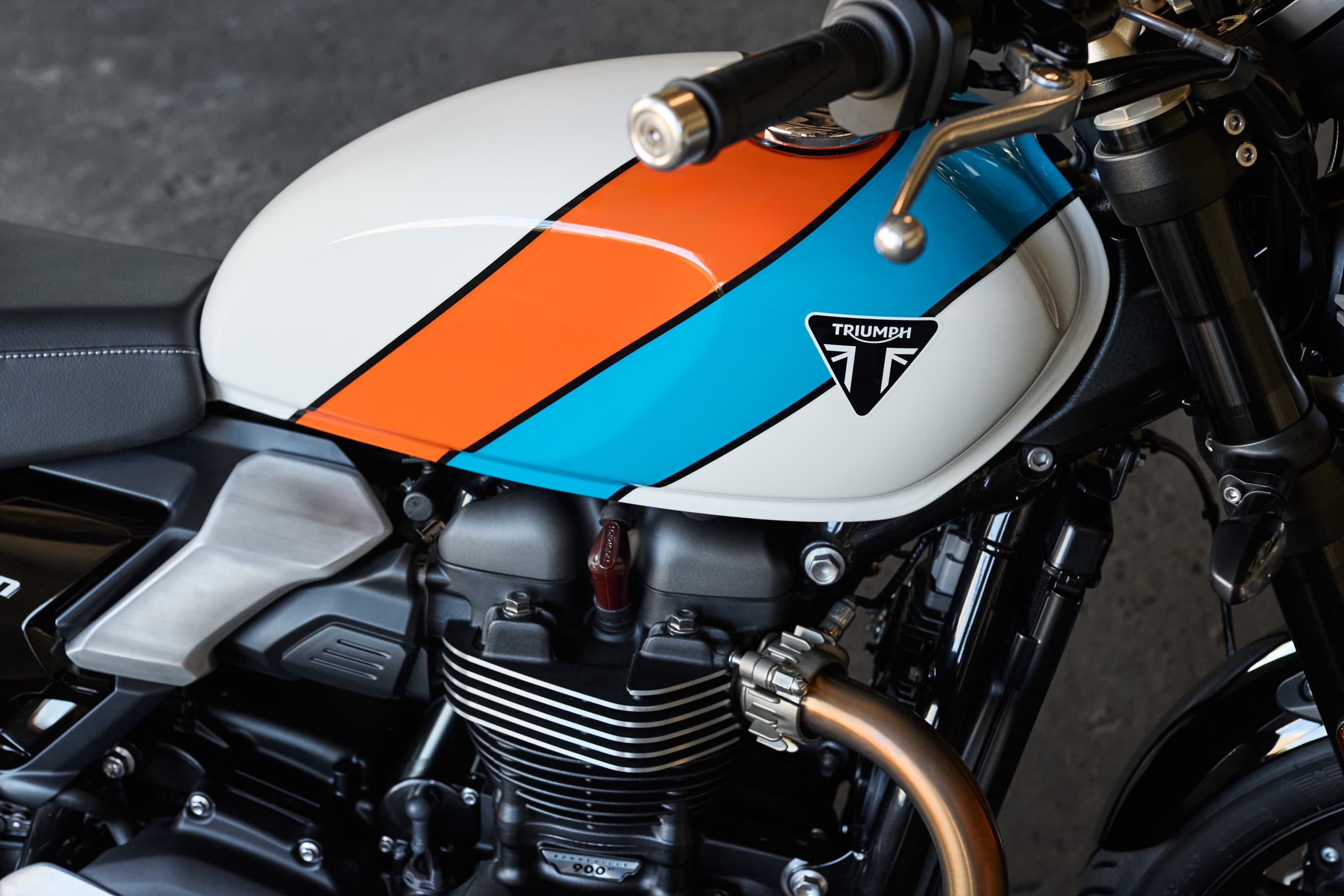 Close up shot of Triumph Speed Twin 900 fuel tank in Pure White / Maui Blue / Tangerine Orange