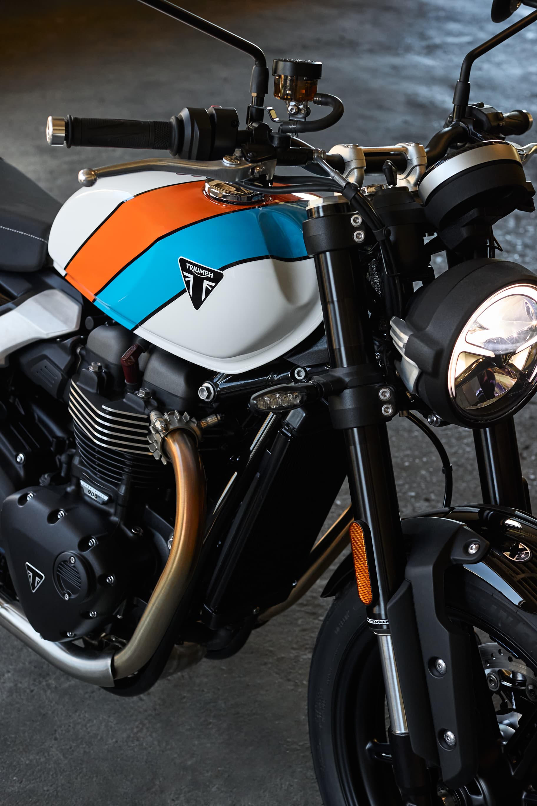 Close-up view of Triumph Speed Twin 900 showing the fuel tank