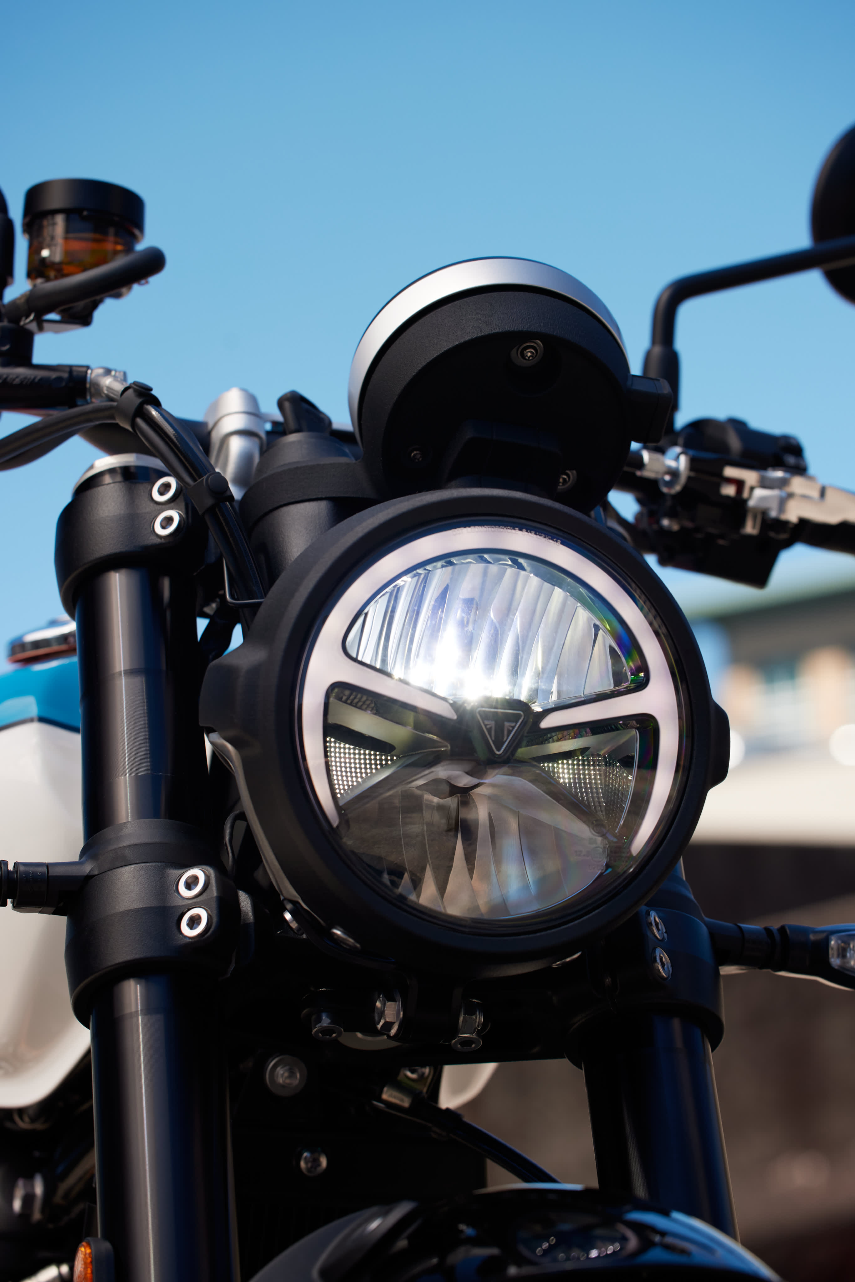 Close up shot of Triumph Speed Twin 900 headlight