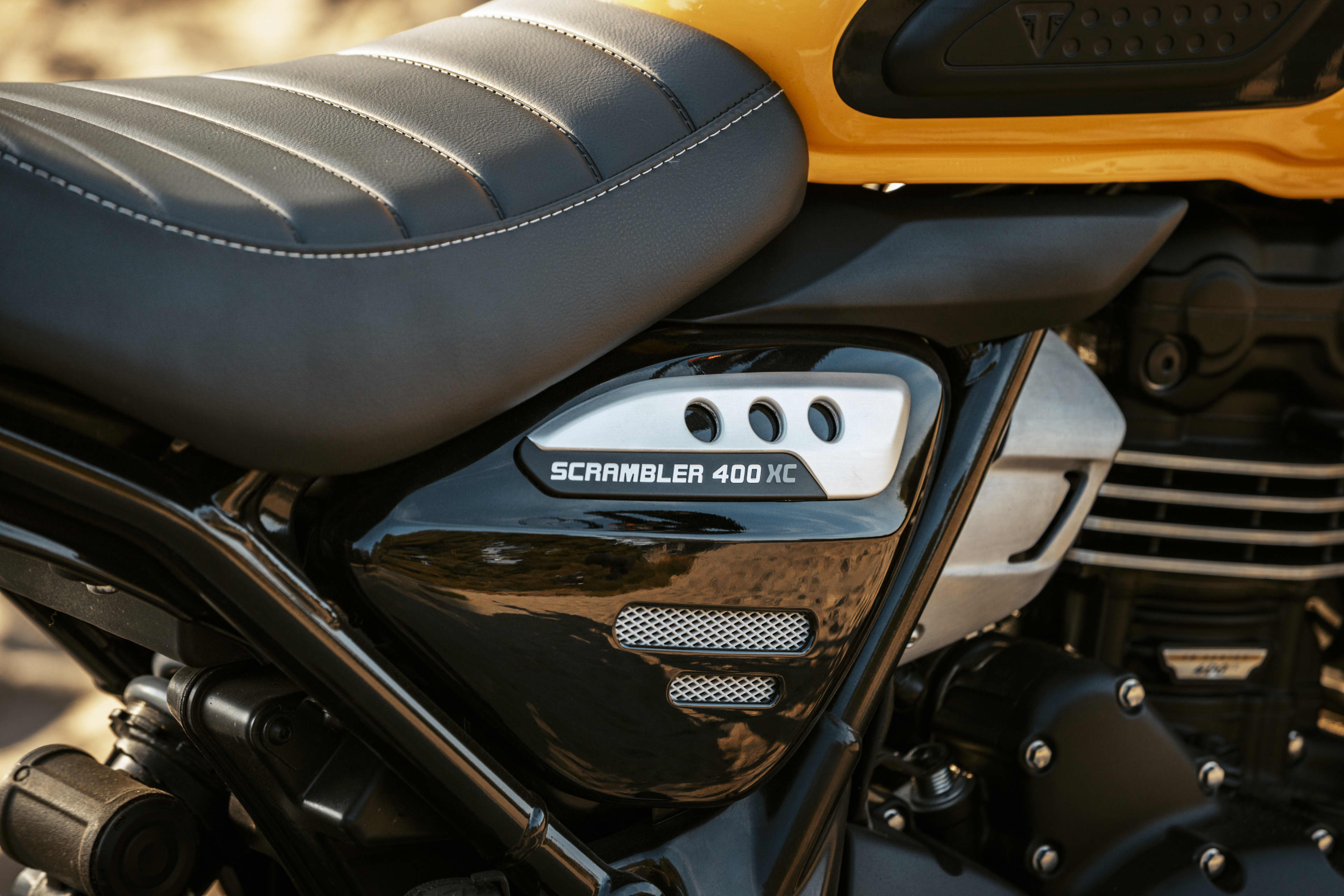 Scrambler 400 XC side cover and logo