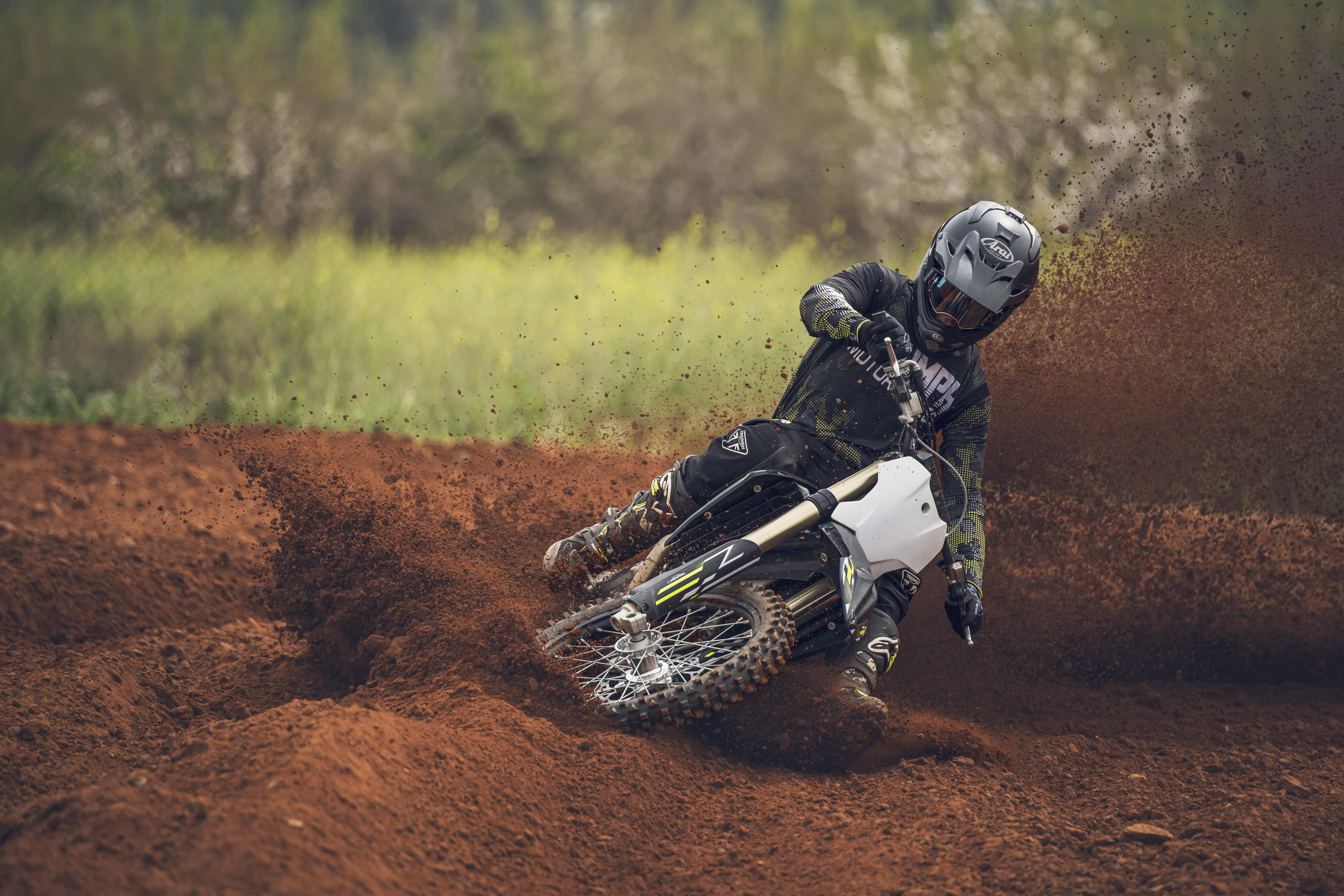 Triumph TF 450 X riding in the dirt