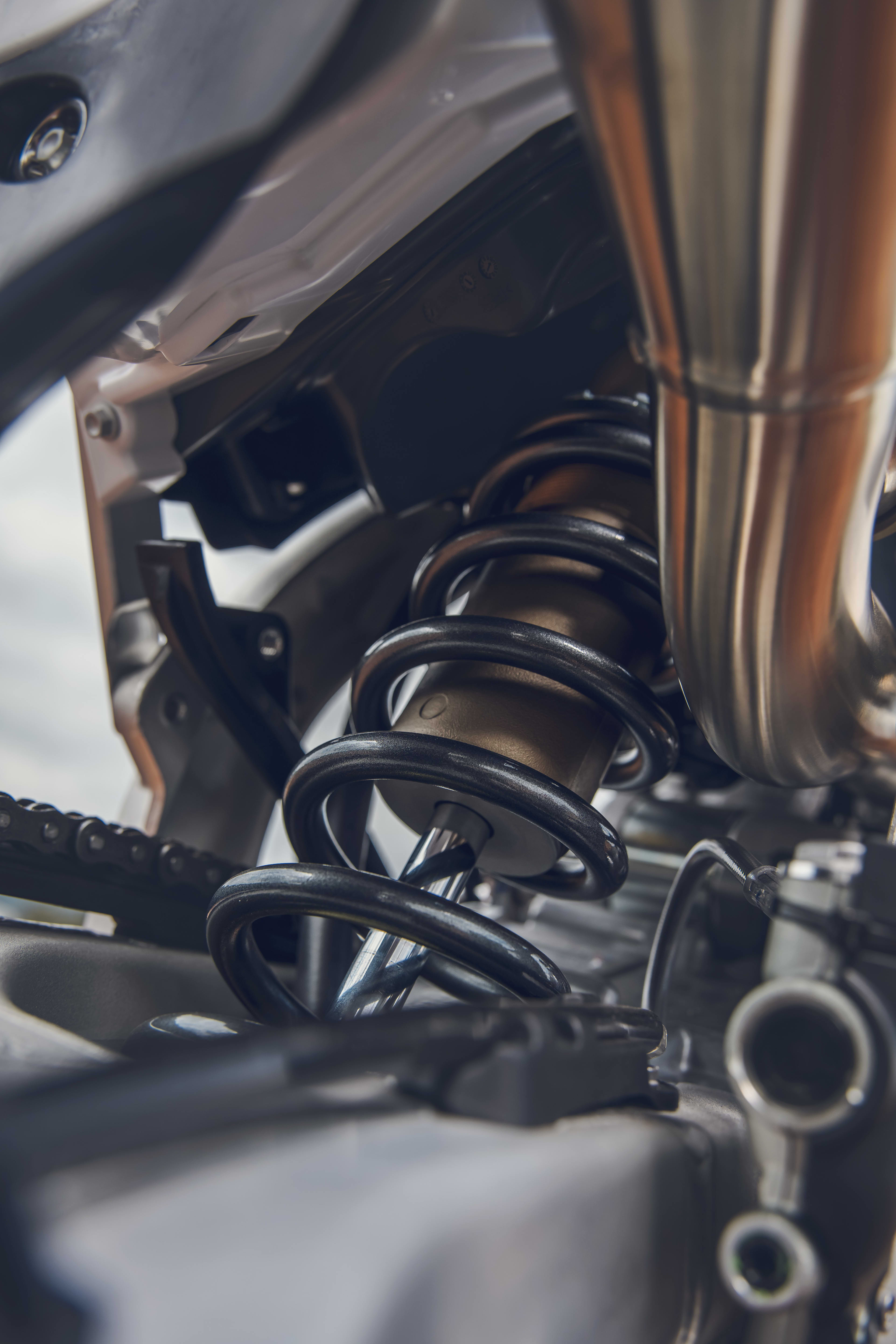 TF 450-X suspension close up