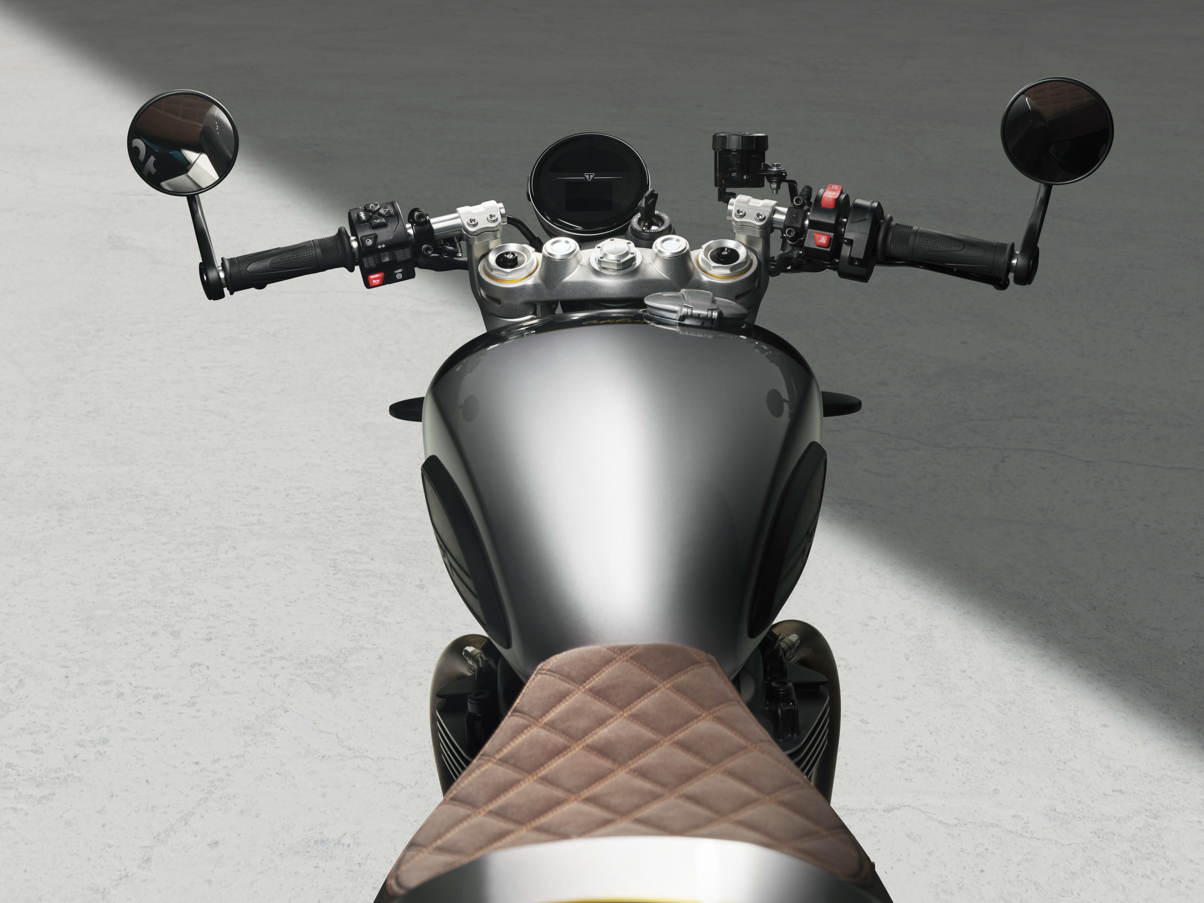 Triumph Classic Speed Twin Cafe Racer Edition in Aluminium silver / Competition green top angle 