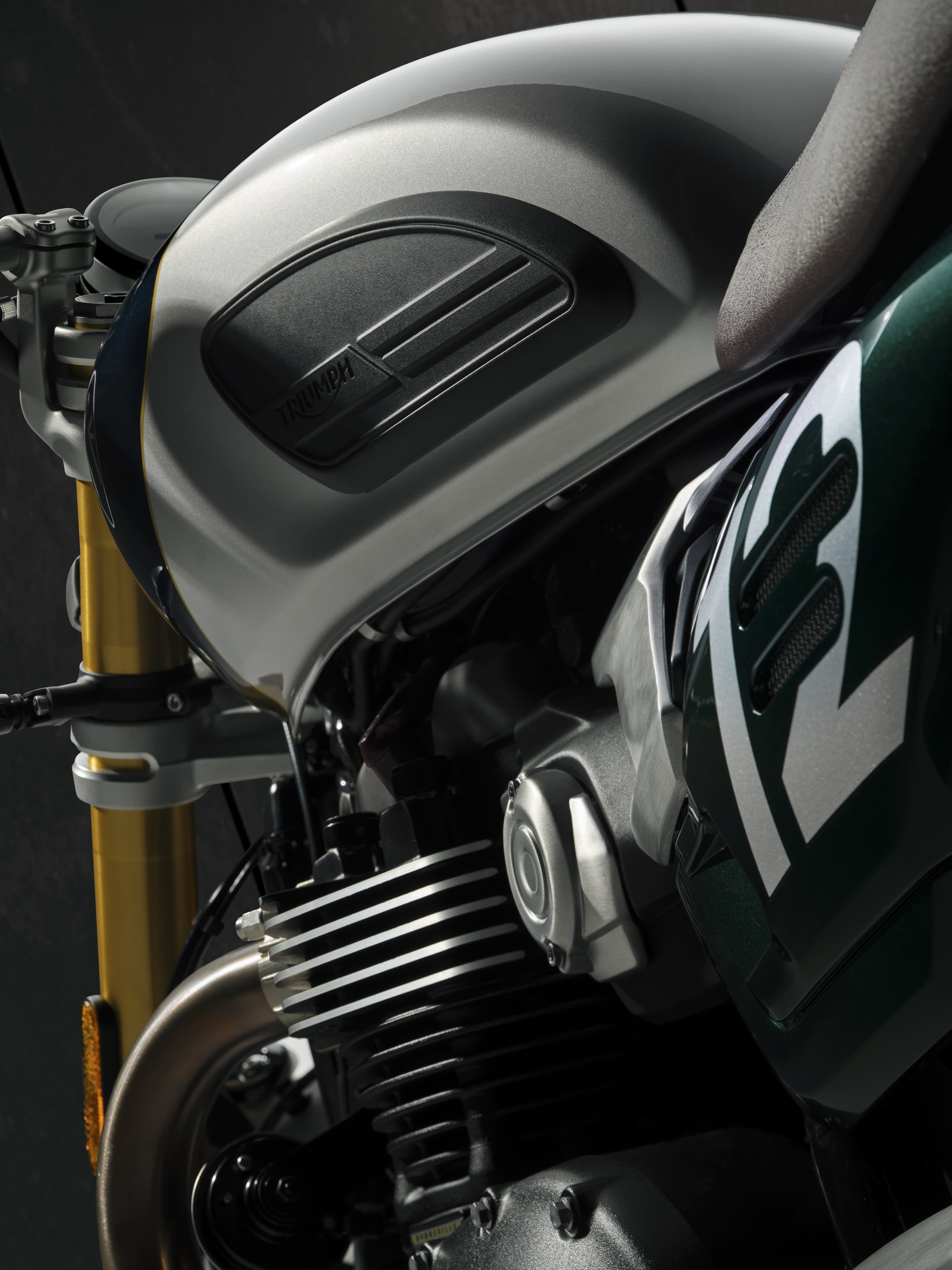Triumph Classic Speed Twin Cafe Racer Edition in Aluminium silver / Competition green side view