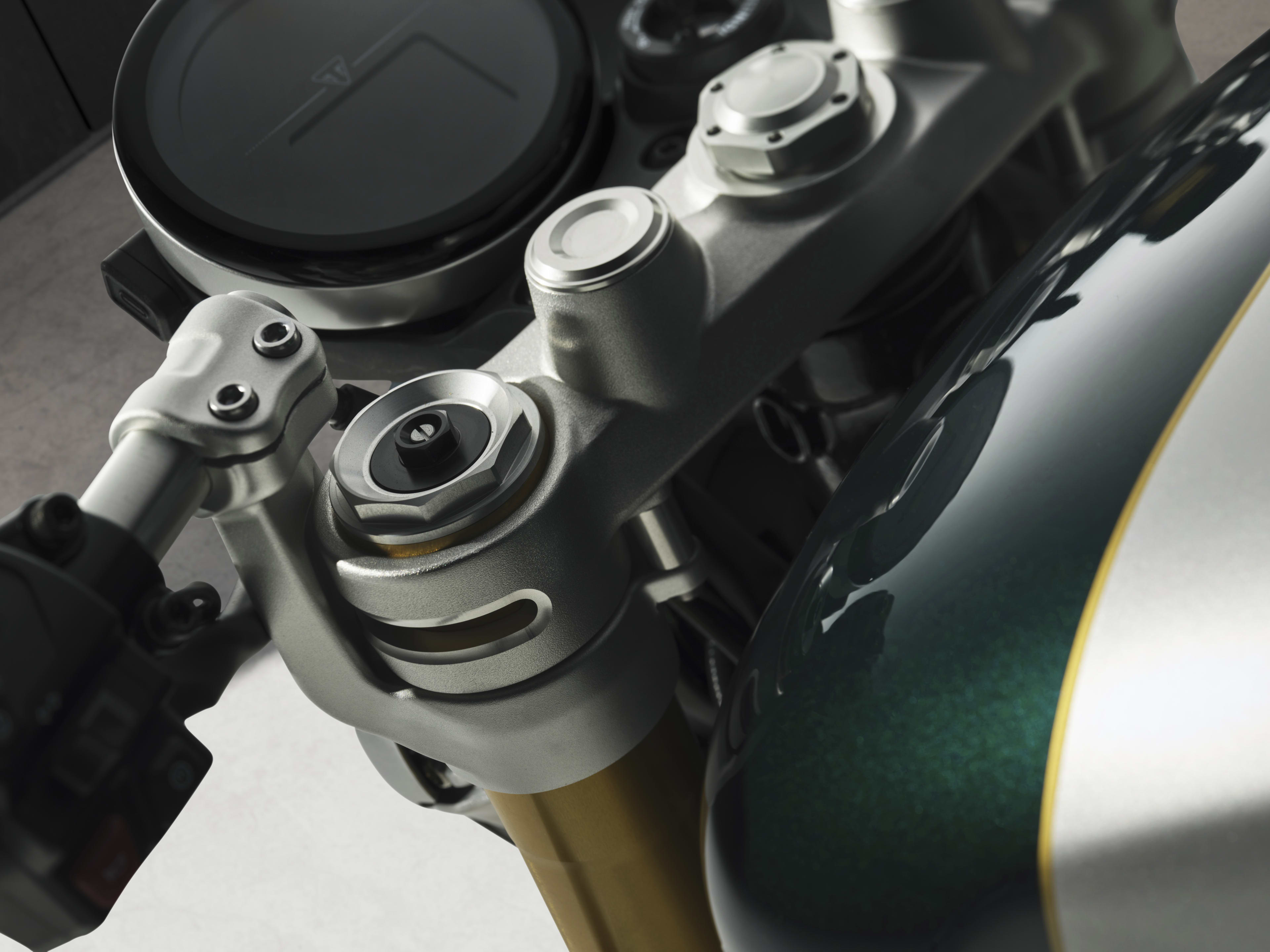 Triumph Classic Speed Twin Cafe Racer Edition in Aluminium silver / Competition green close up