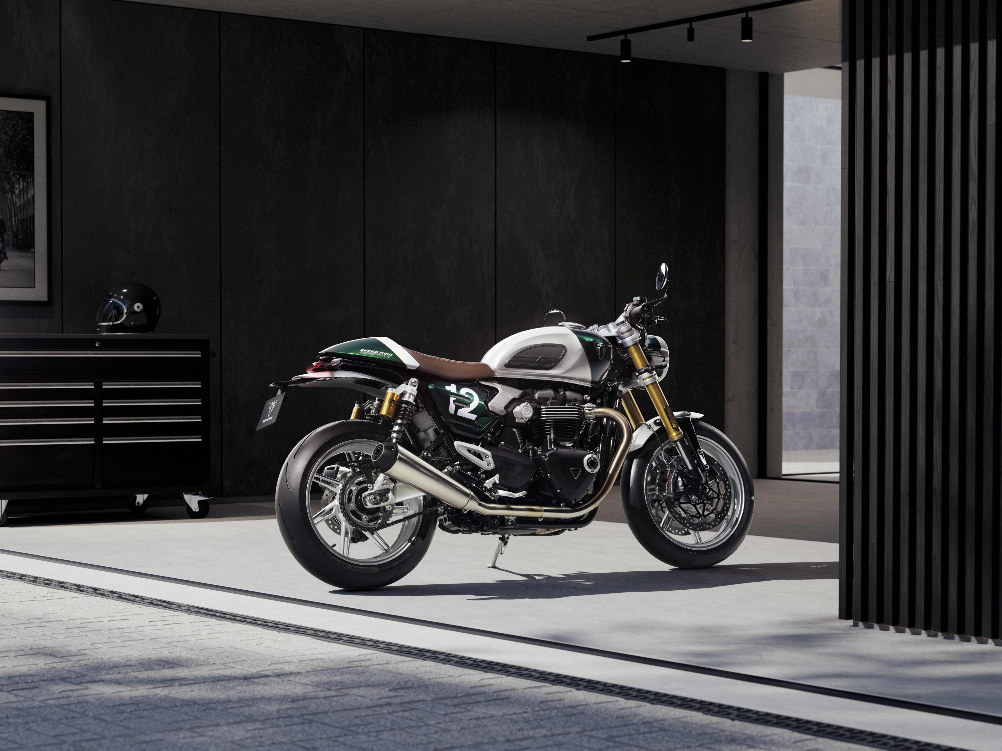 Triumph Classic Speed Twin Cafe Racer Edition in Aluminium silver / Competition green side view leaning without rider