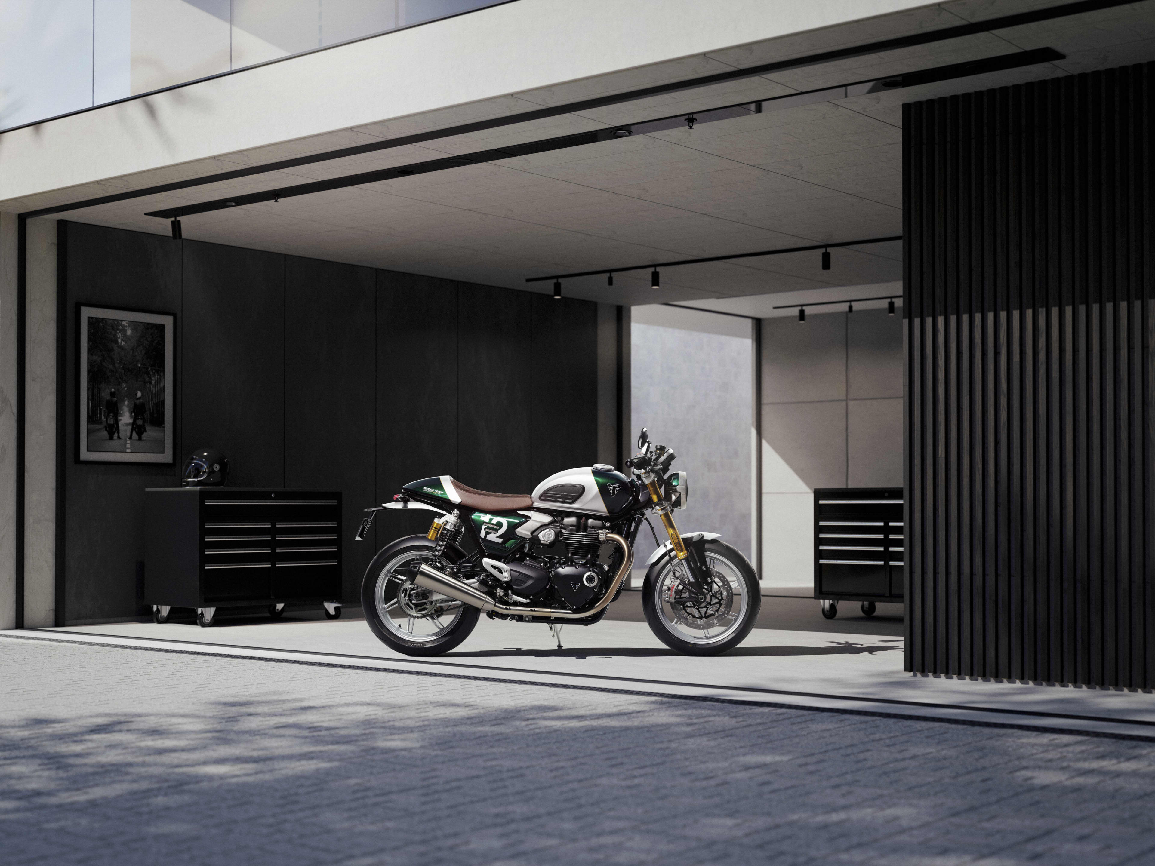 Triumph Classic Speed Twin Cafe Racer Edition in Aluminium silver / Competition green right hand side 