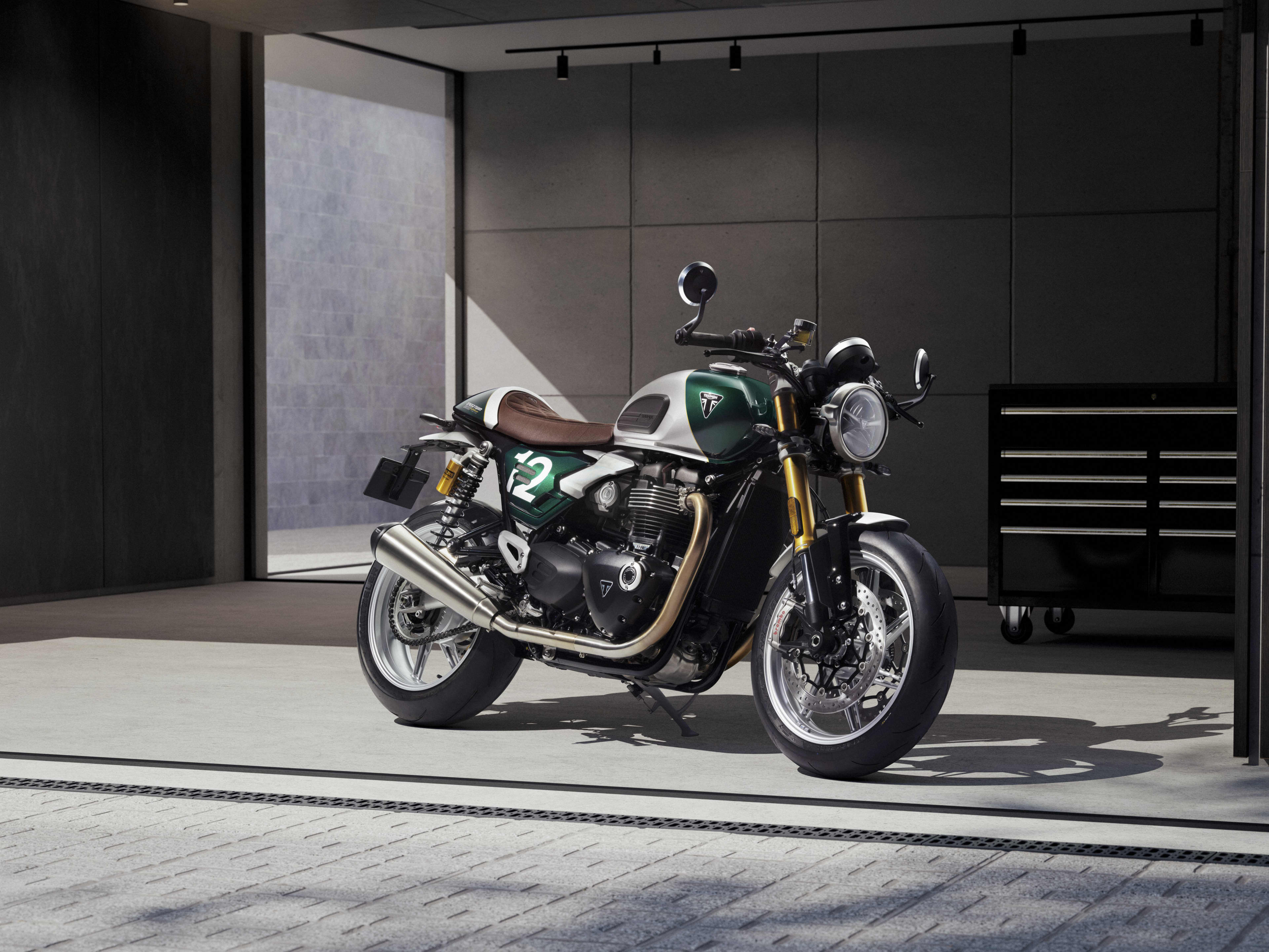 Triumph Classic Speed Twin Cafe Racer Edition in Aluminium silver / Competition green right hand side 