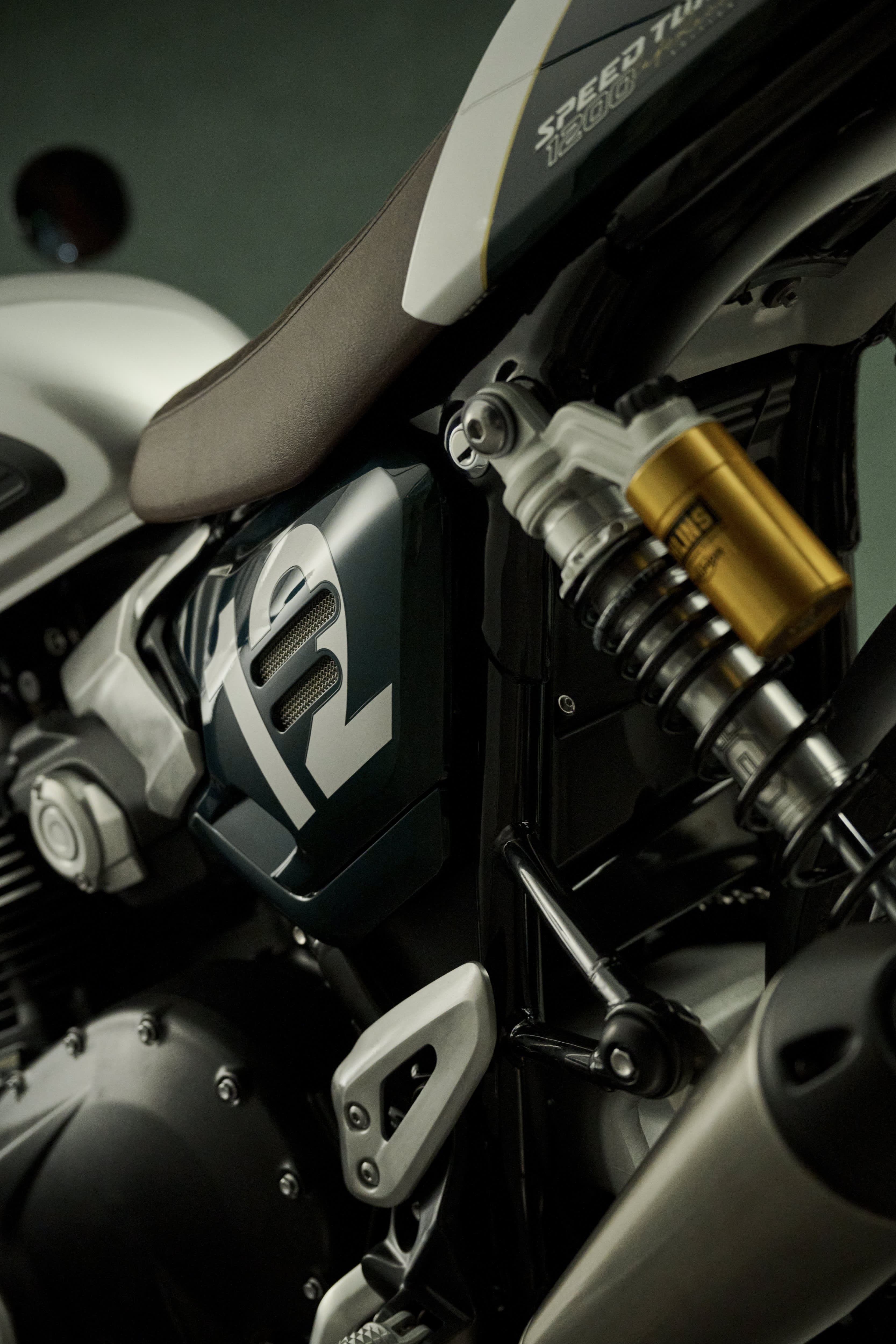 Triumph Classic Speed Twin Cafe Racer Edition in Aluminium silver / Competition green left hand side detailed shot 