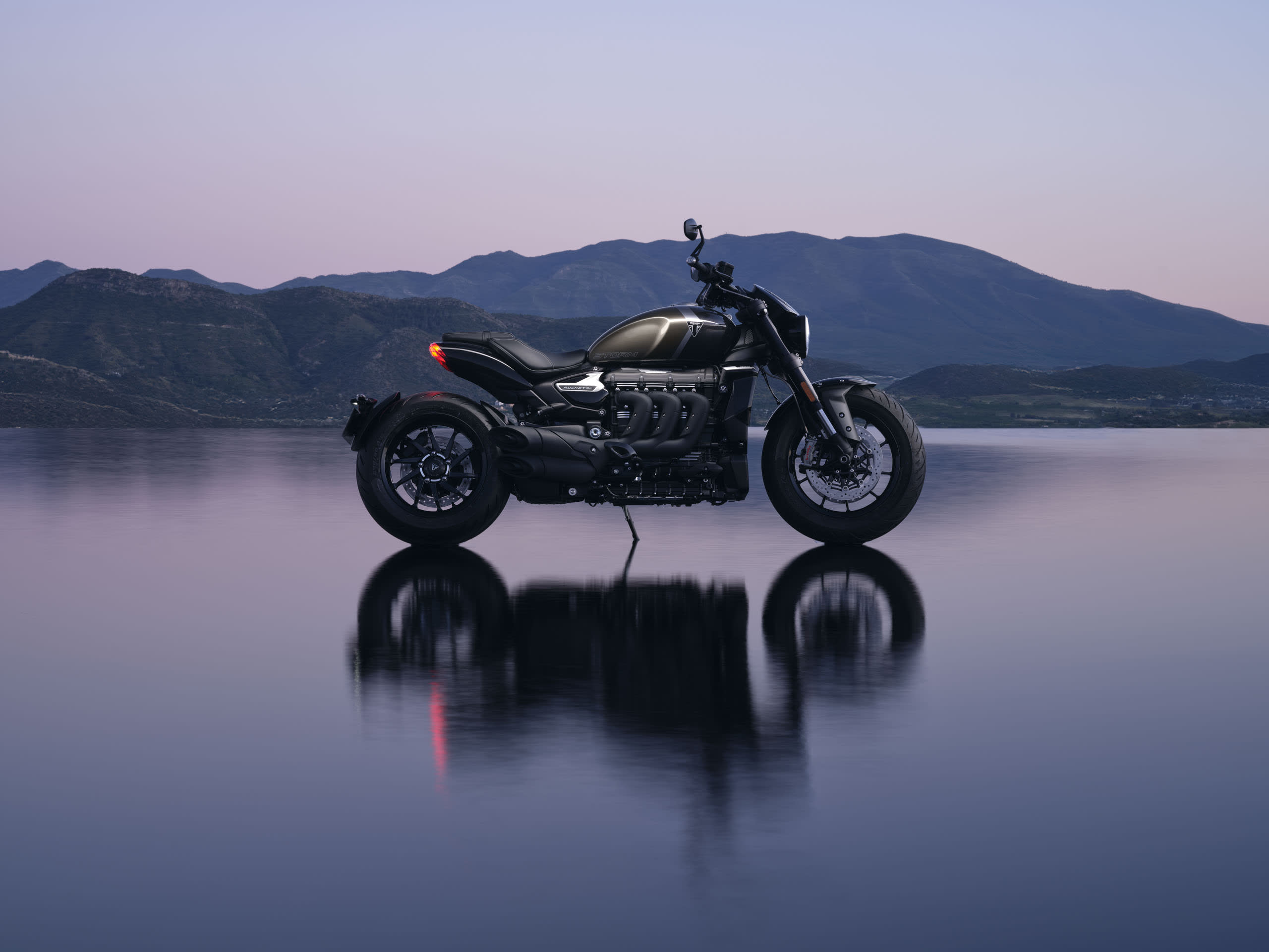 アイアンストーン／ストームグレー仕様のRocket 3 R Storm MY27の静止画像。