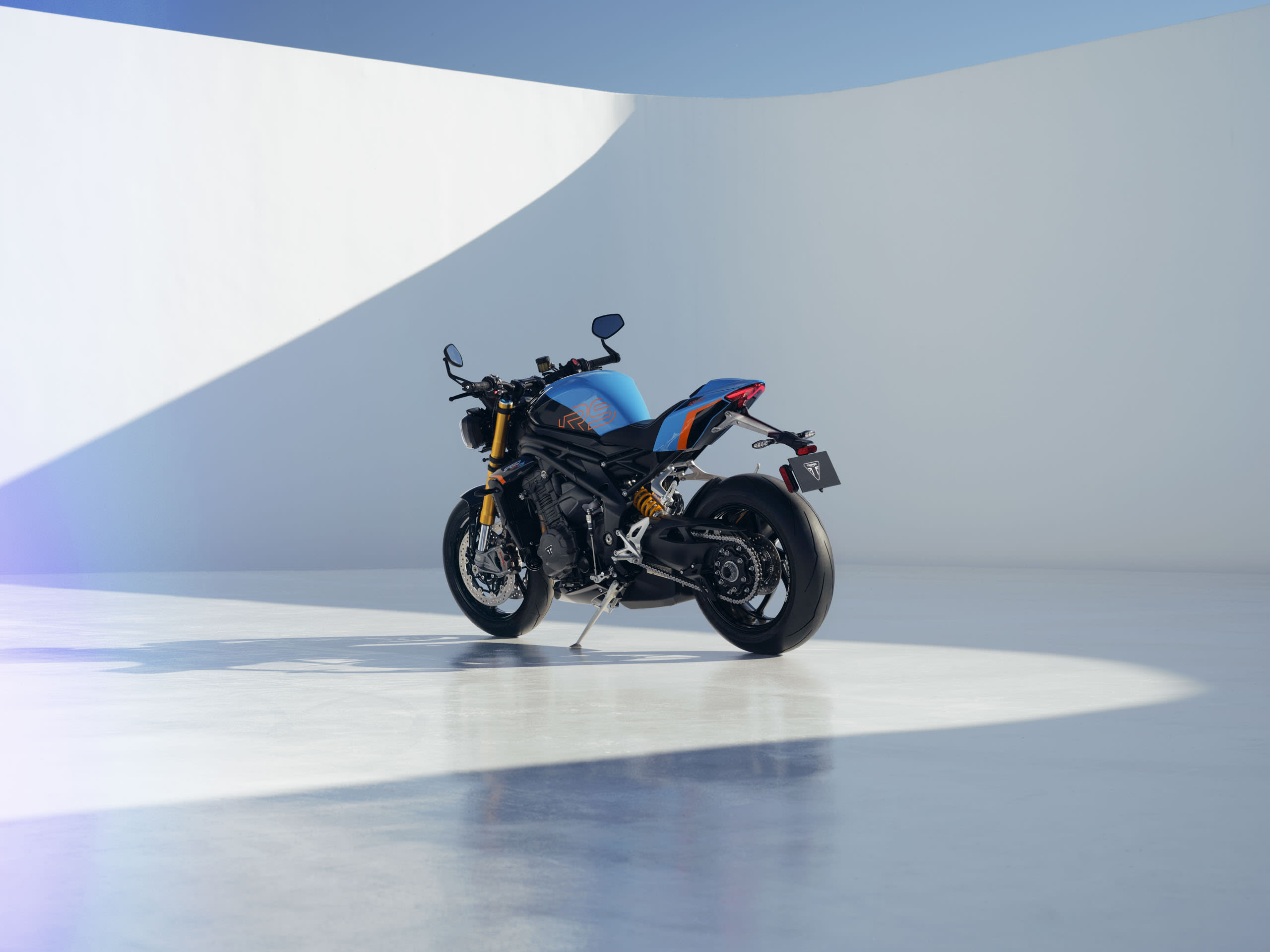 MY27ジェットブラック／マウイブルー仕様を示すSpeed Triple 1200 RSのCGI。