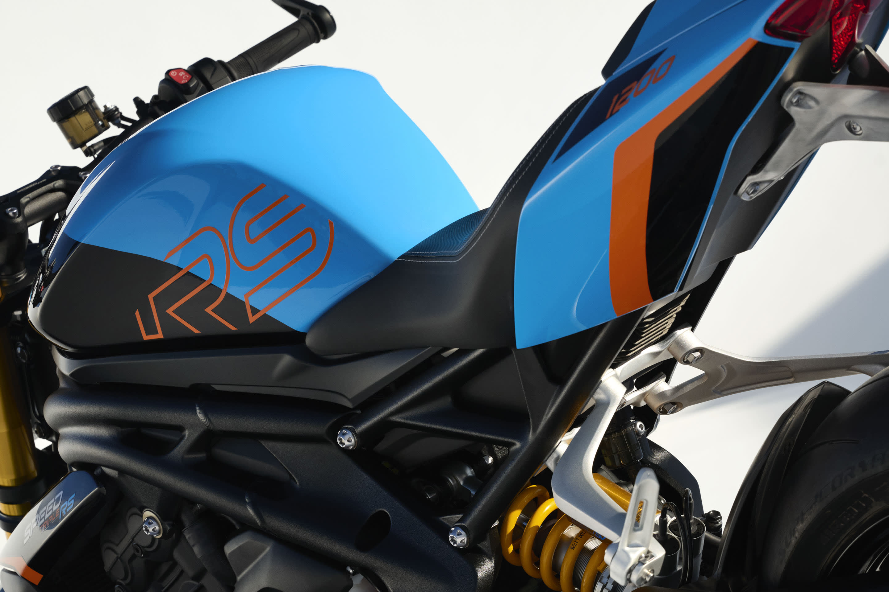 Triumph Speed Triple 1200 RS, gros plan sur le réservoir et l'arrière en Jet Black et Maui Blue