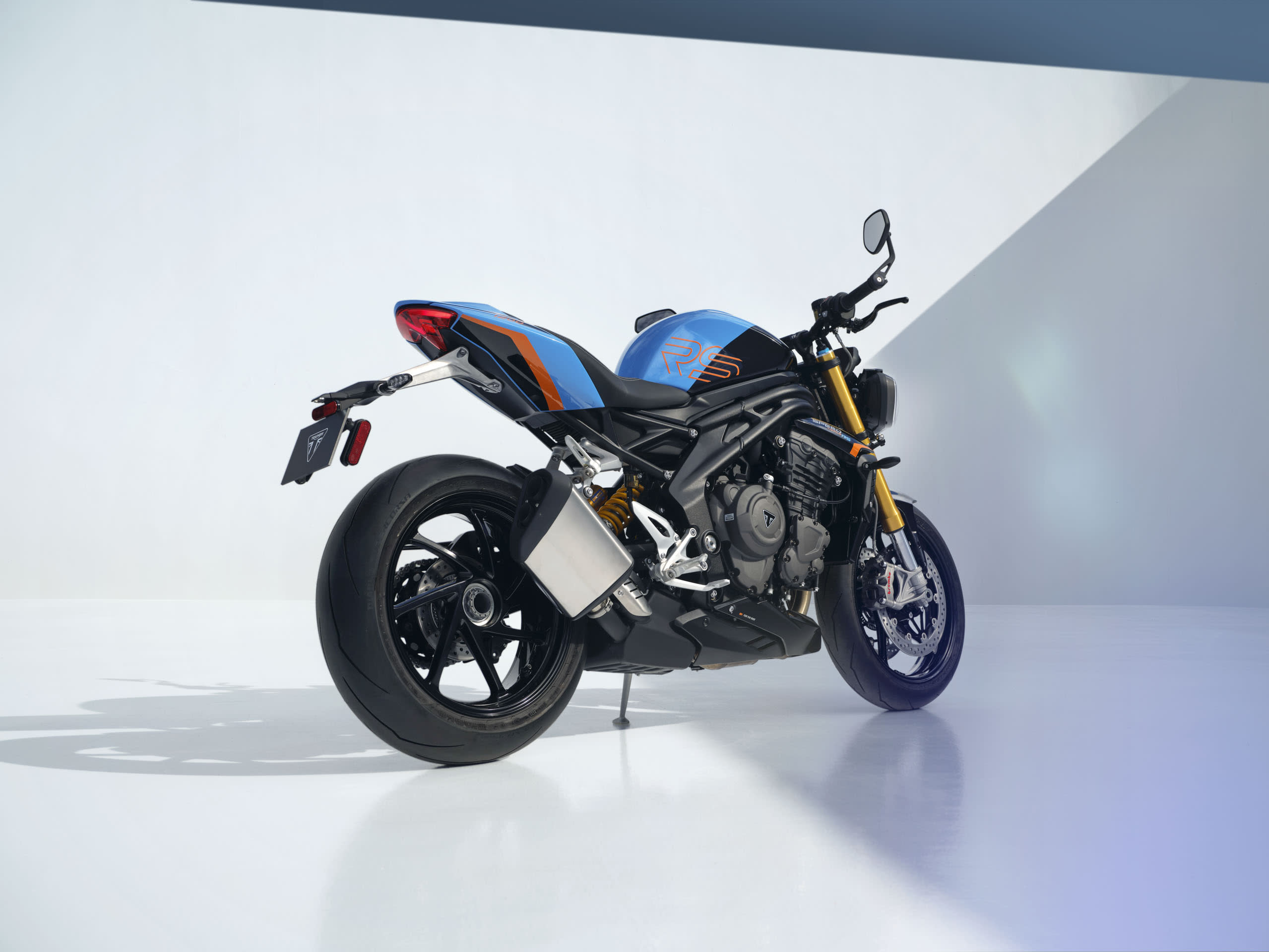 Speed Triple 1200 RS, vue arrière en Jet Black et Maui Blue