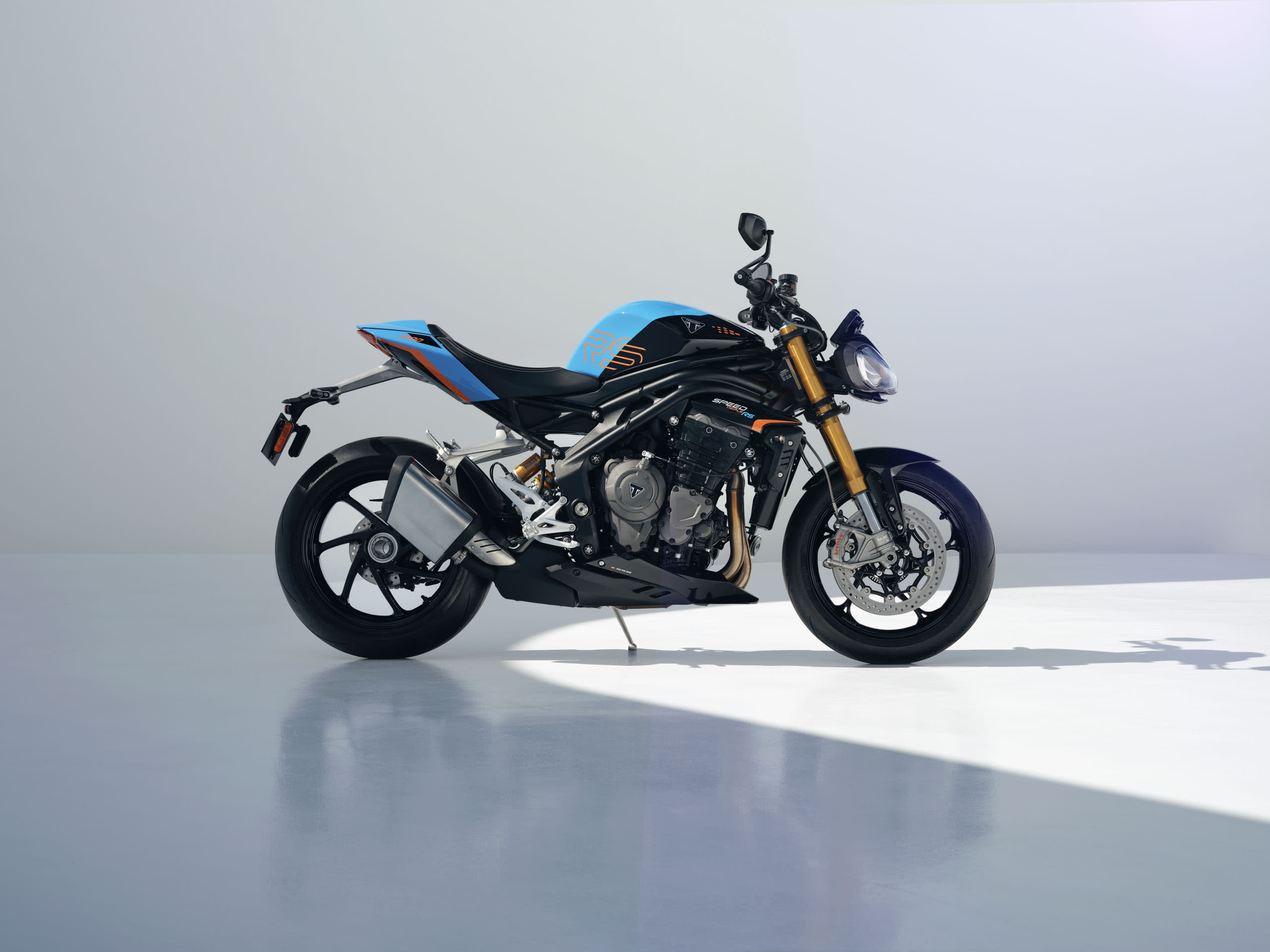 Speed Triple 1200 RS, vue de côté droit en Jet Black et Maui Blue
