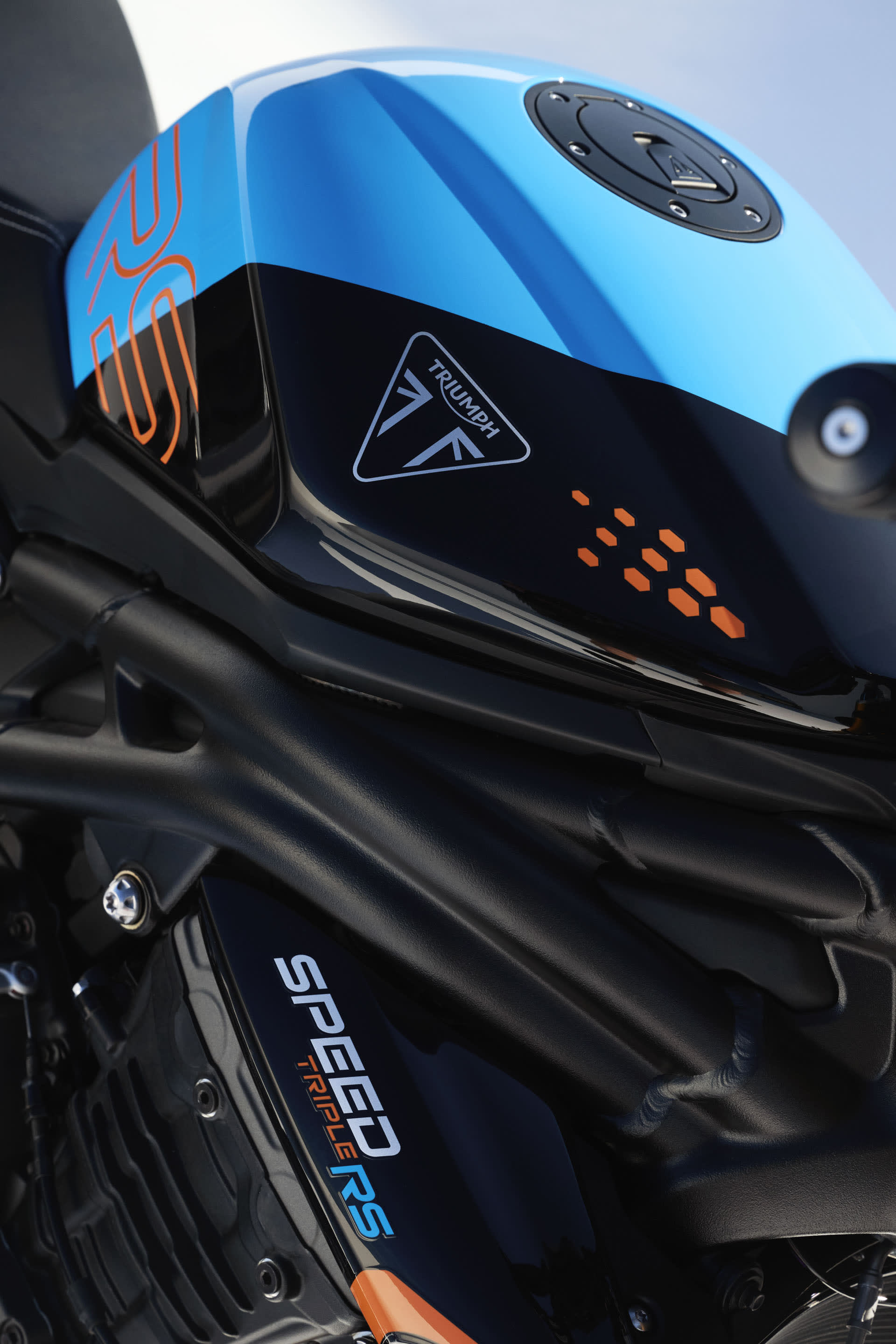 Détails du réservoir de la Speed Triple 1200 RS en Jet Black et Maui Blue.