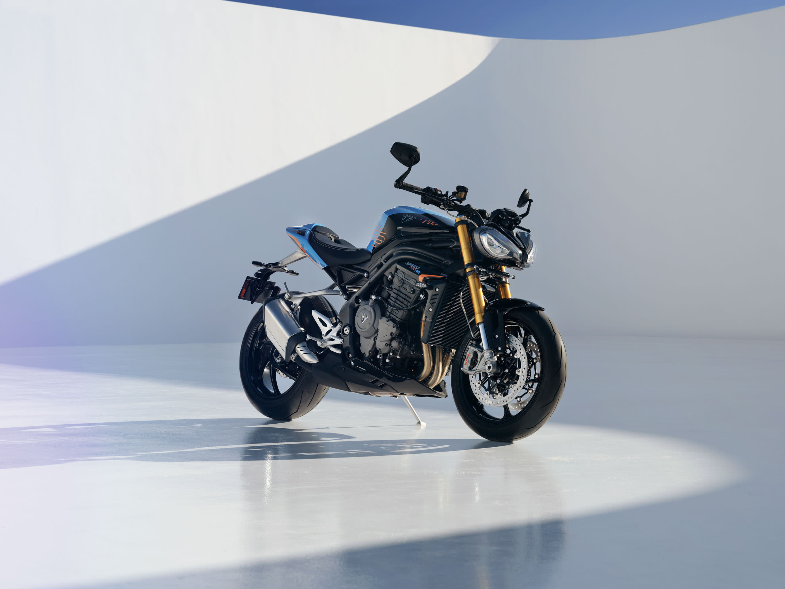 Vue de face de la Speed Triple 1200 RS en Jet Black et Maui Blue.