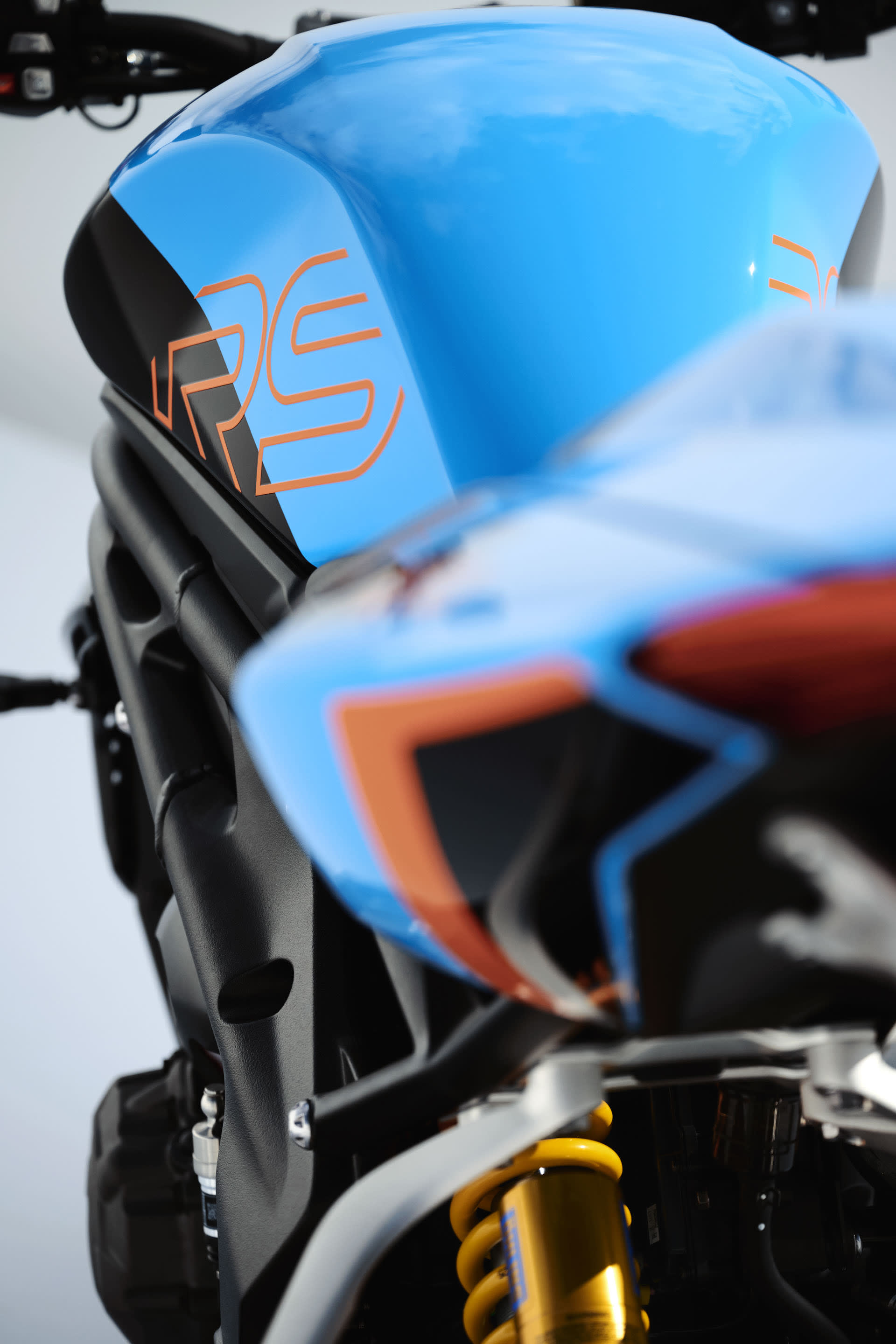 Speed Triple 1200 RS, gros plan en Jet Black et Maui Blue