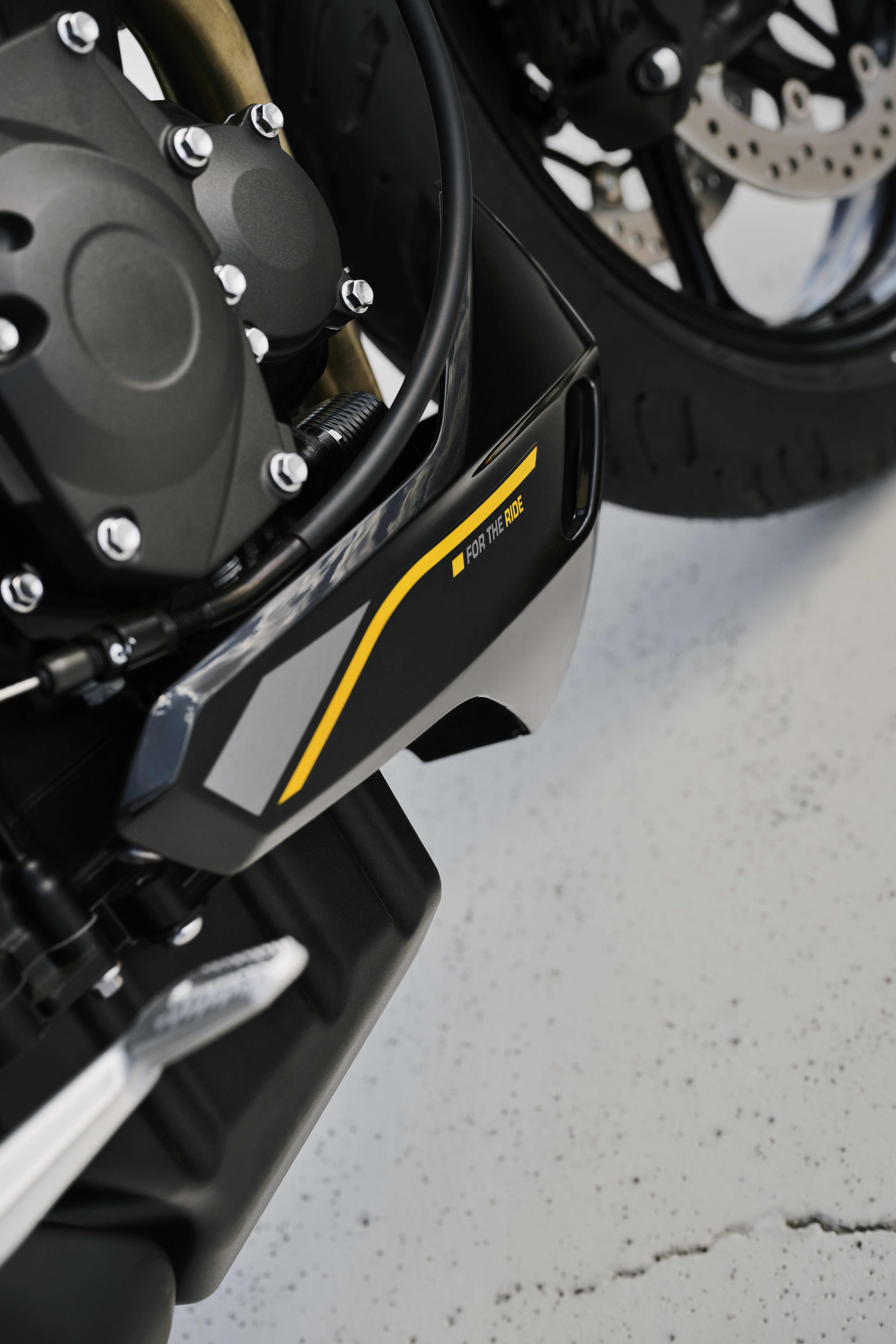 Gros plan détaillé du sabot moteur de la Triumph Tiger Sport 800 en Sapphire Black et Graphite
