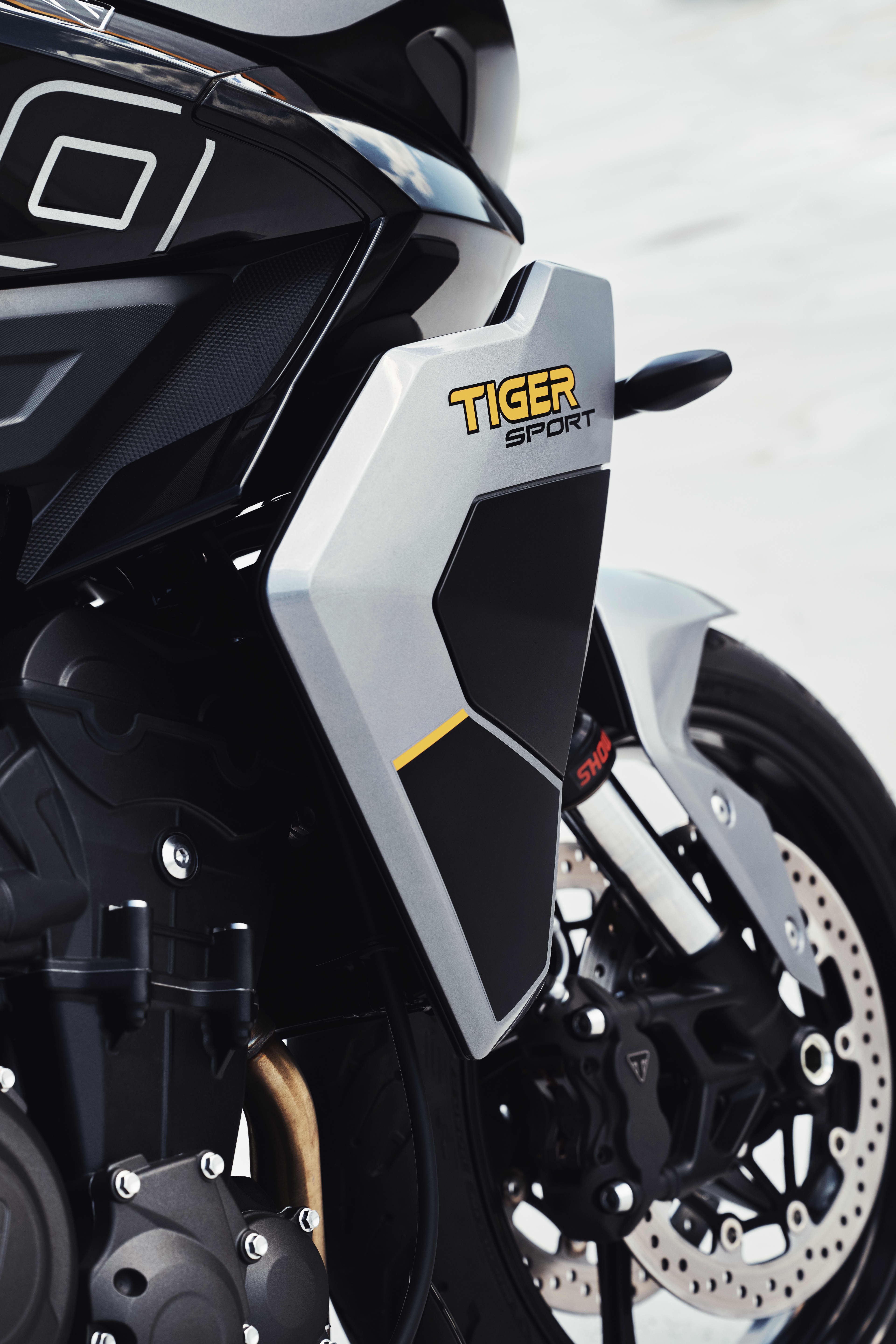 Gros plan détaillé de la Triumph Tiger Sport 800 en Sapphire Black et Graphite