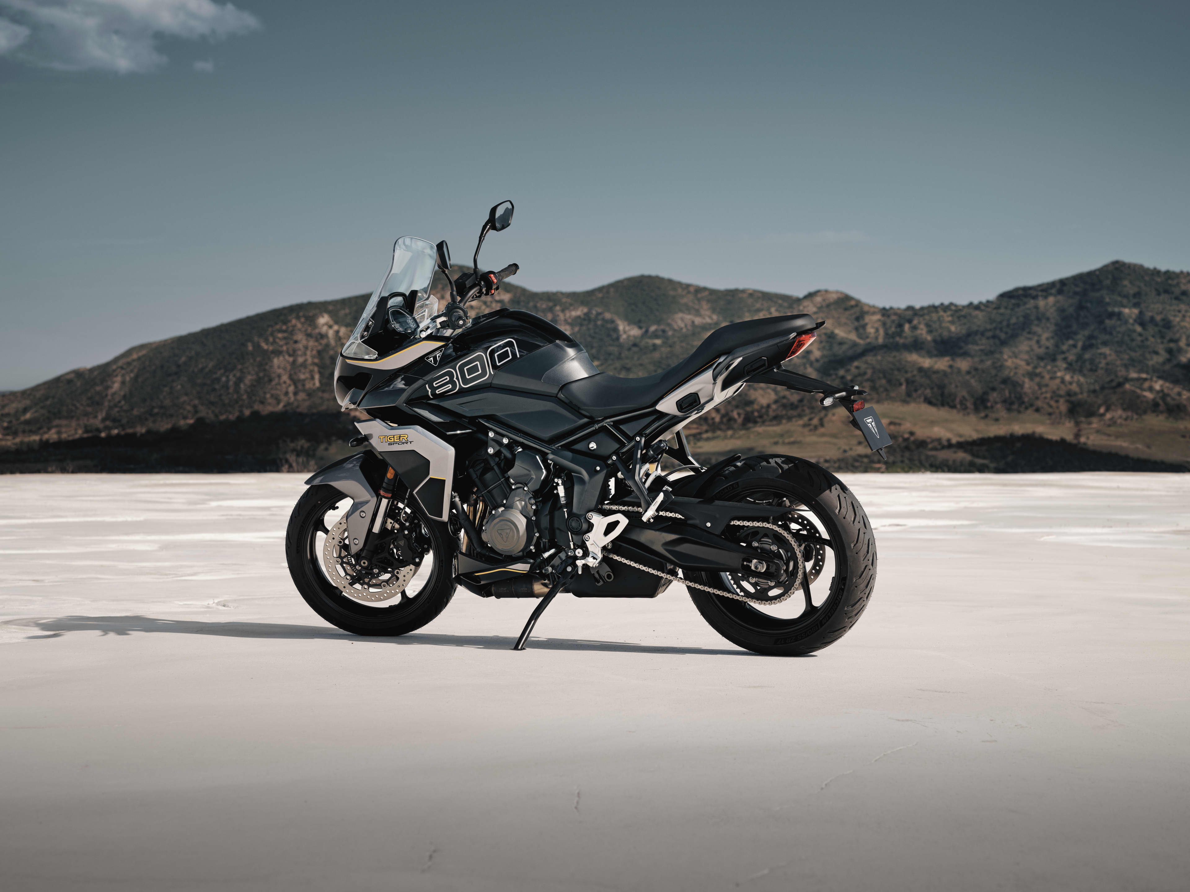 Sapphire Black／Graphite仕様のTiger Sport 800 MY27の静止ショット。