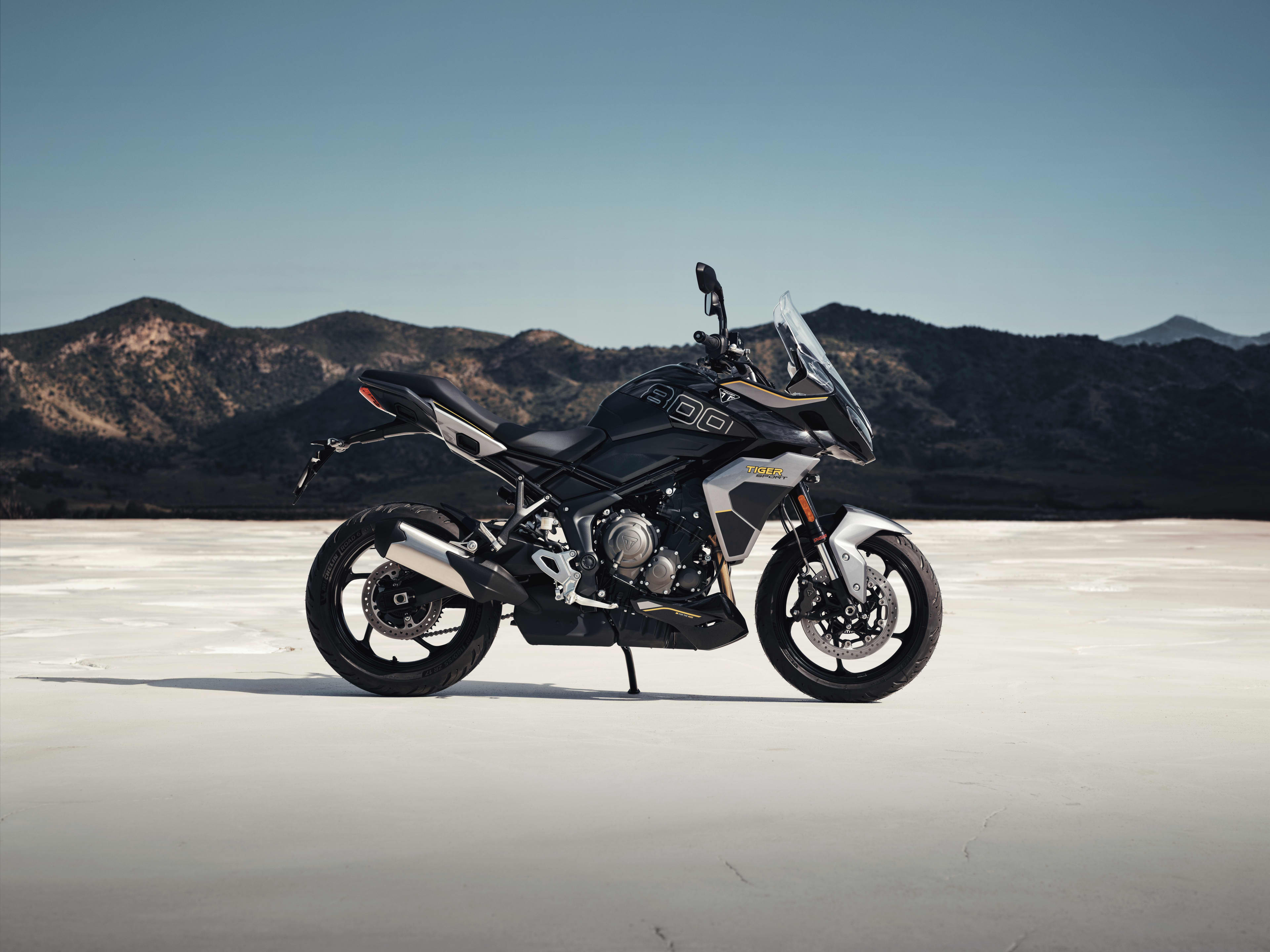 Vue de côté droit de la Triumph Tiger Sport 800 en Sapphire Black et Graphite