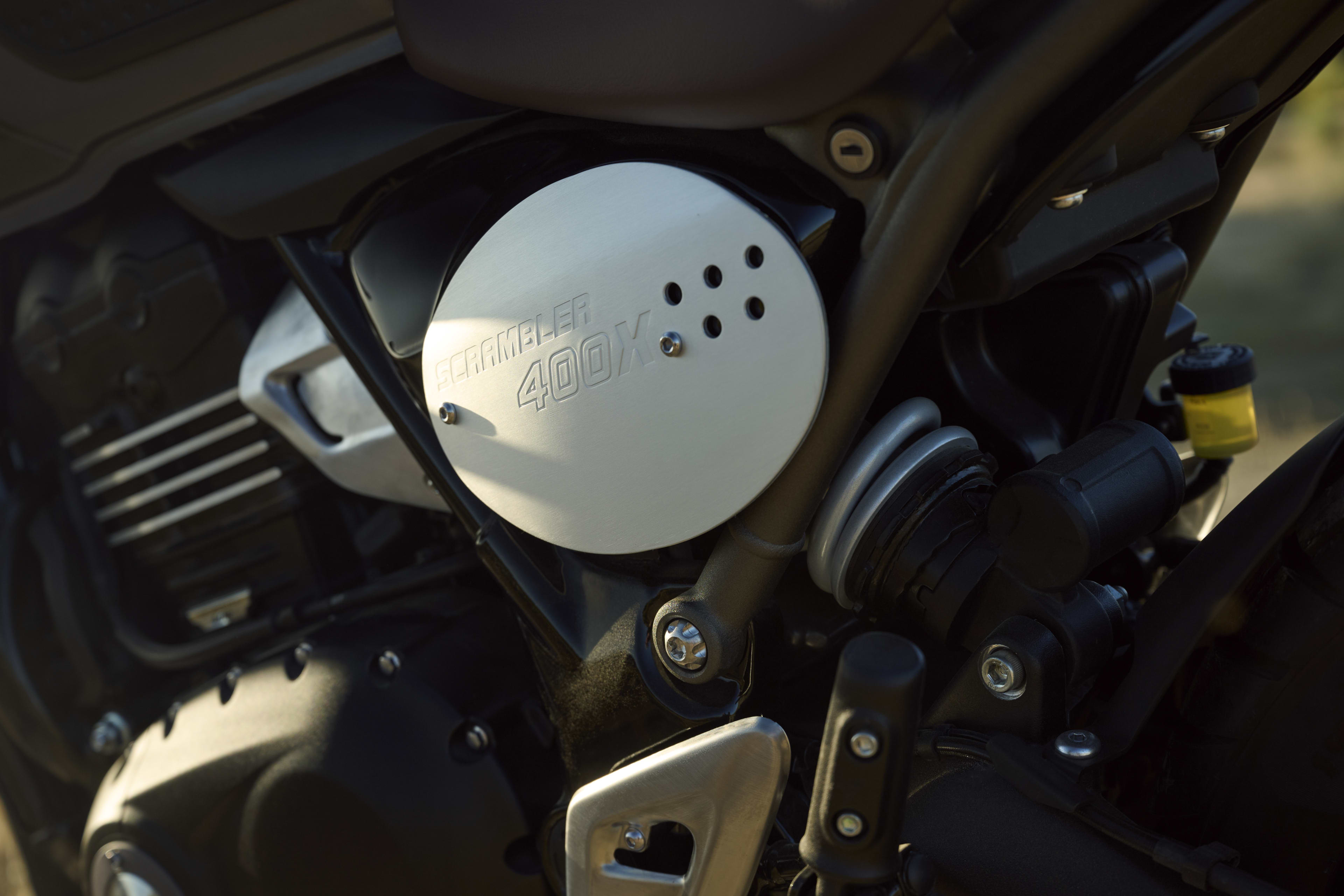 Badge Triumph Scrambler 400 X sur la moto