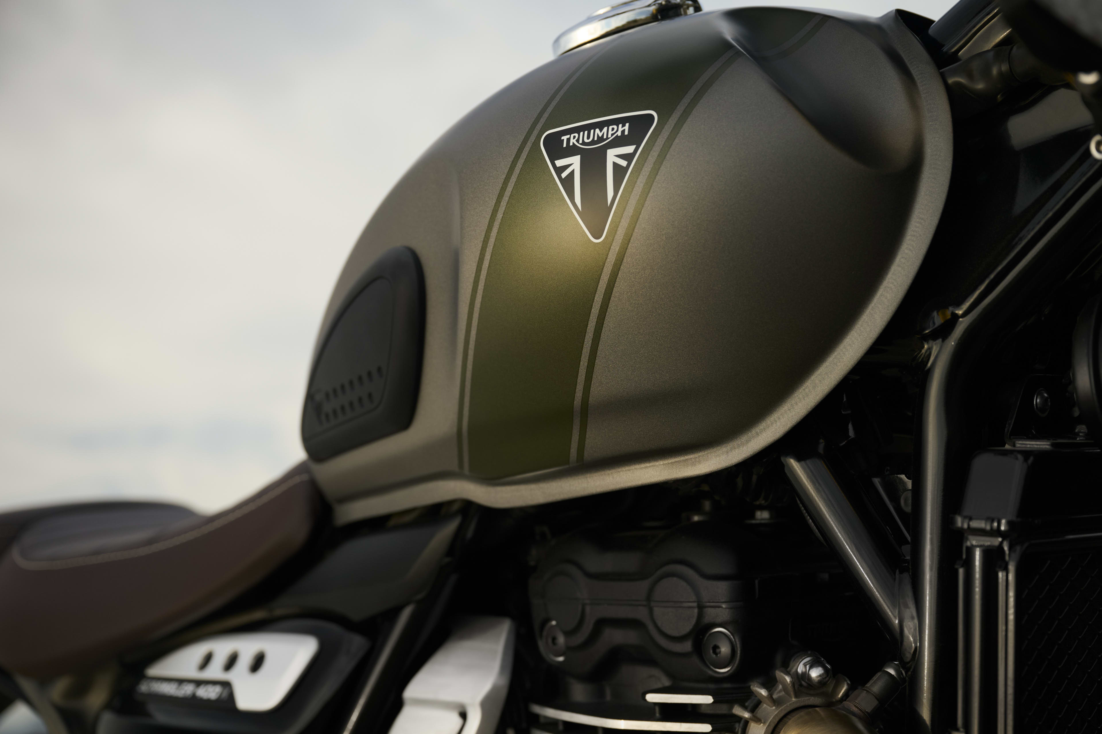 Gros plan sur le réservoir du Scrambler 400 X en Matt Pewter Grey et Matt Khaki Green.
