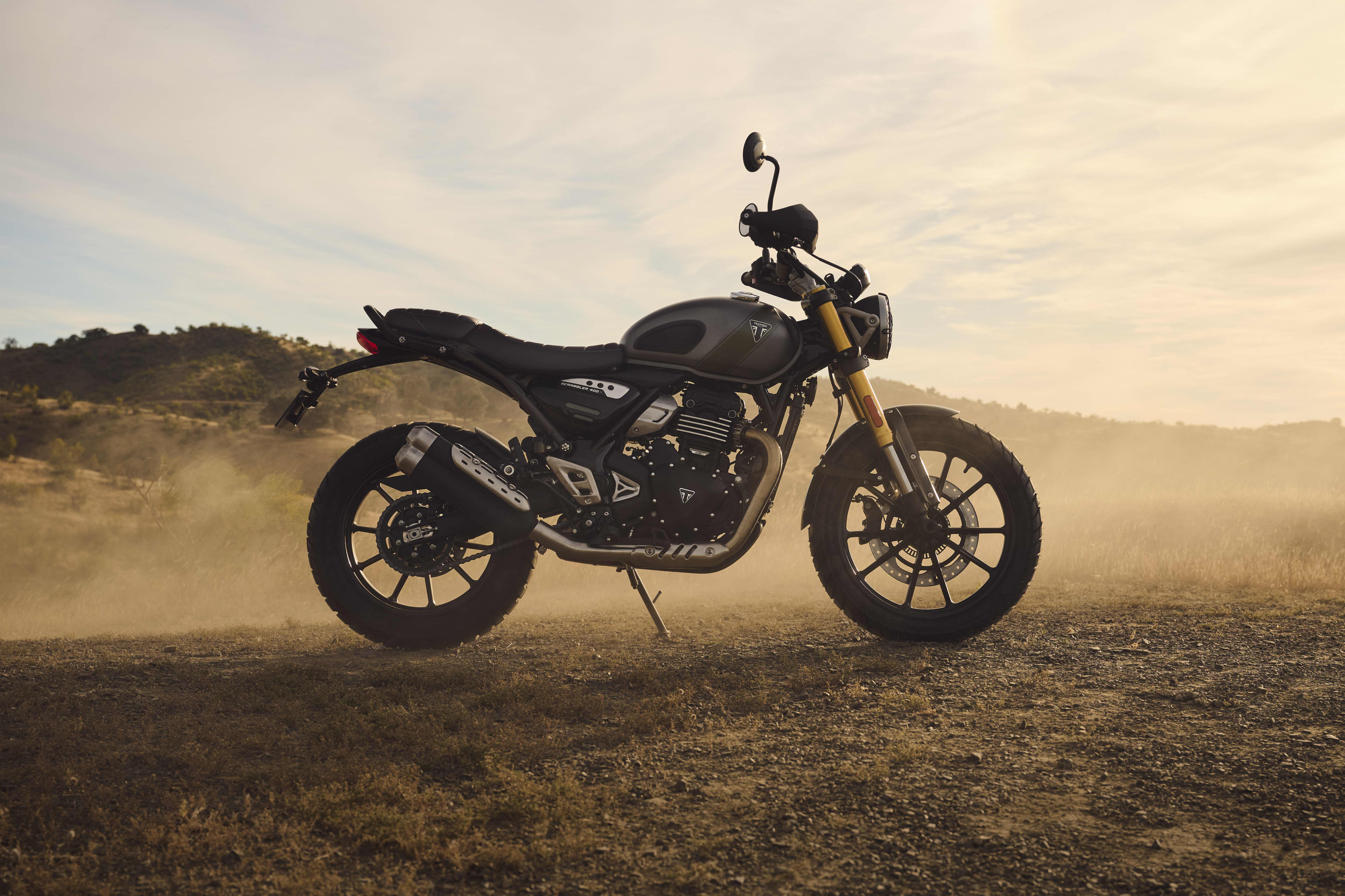Triumph Scrambler 400 X, vue de côté droit en Matt Pewter Grey et Matt Khaki Green.