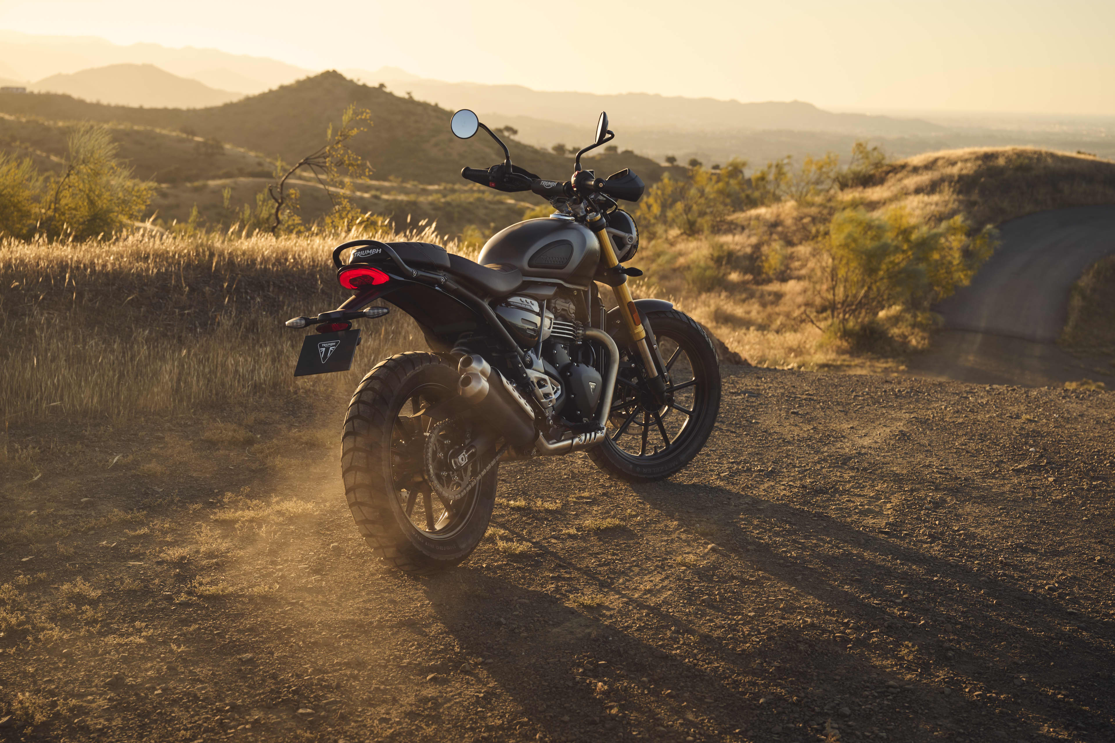 MY27マットピューターグレー／マットカーキグリーン仕様のScrambler 400 Xの静止ショット。