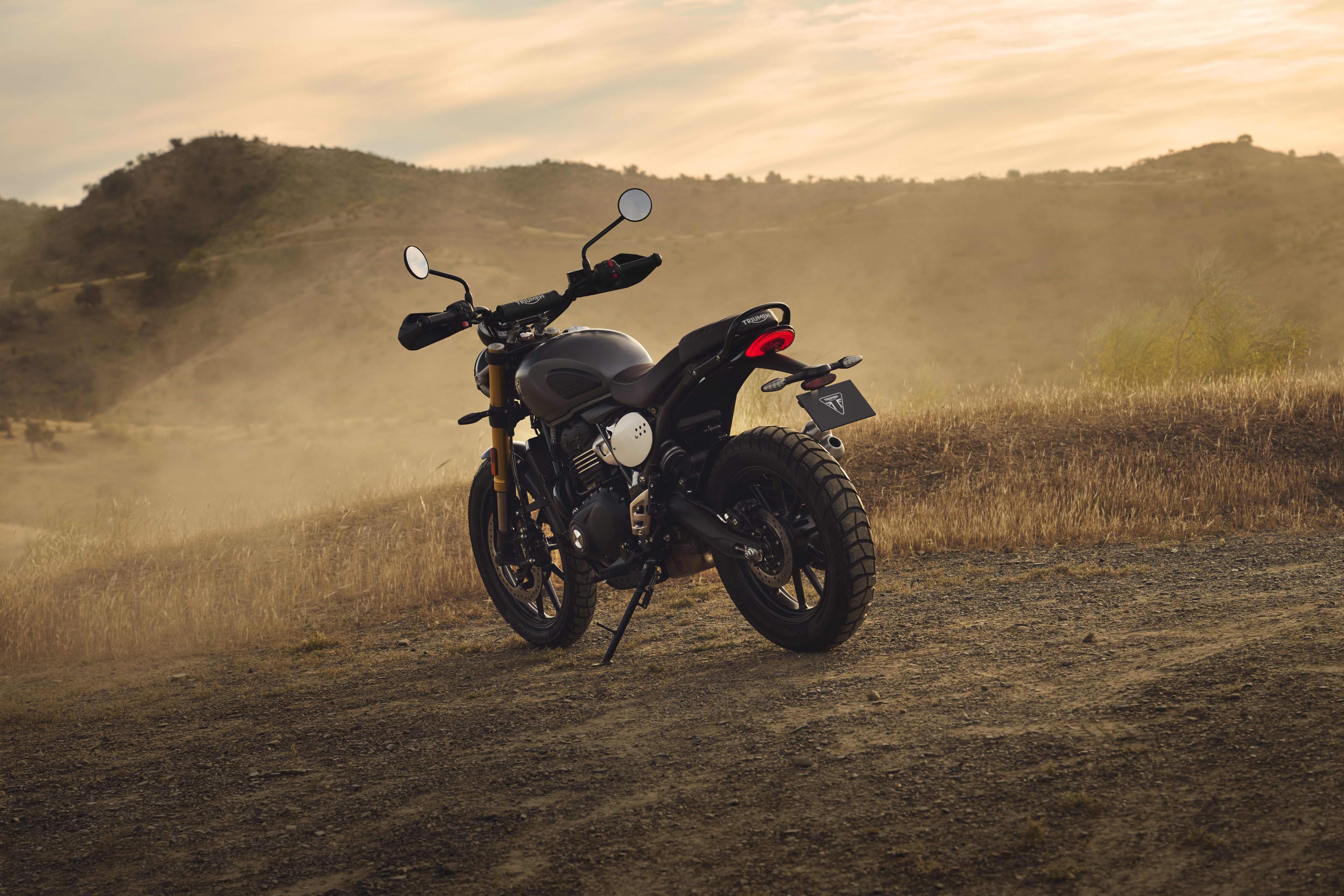 Vue arrière en angle du Triumph Scrambler 400 X en Matt Pewter Grey et Matt Khaki Green.