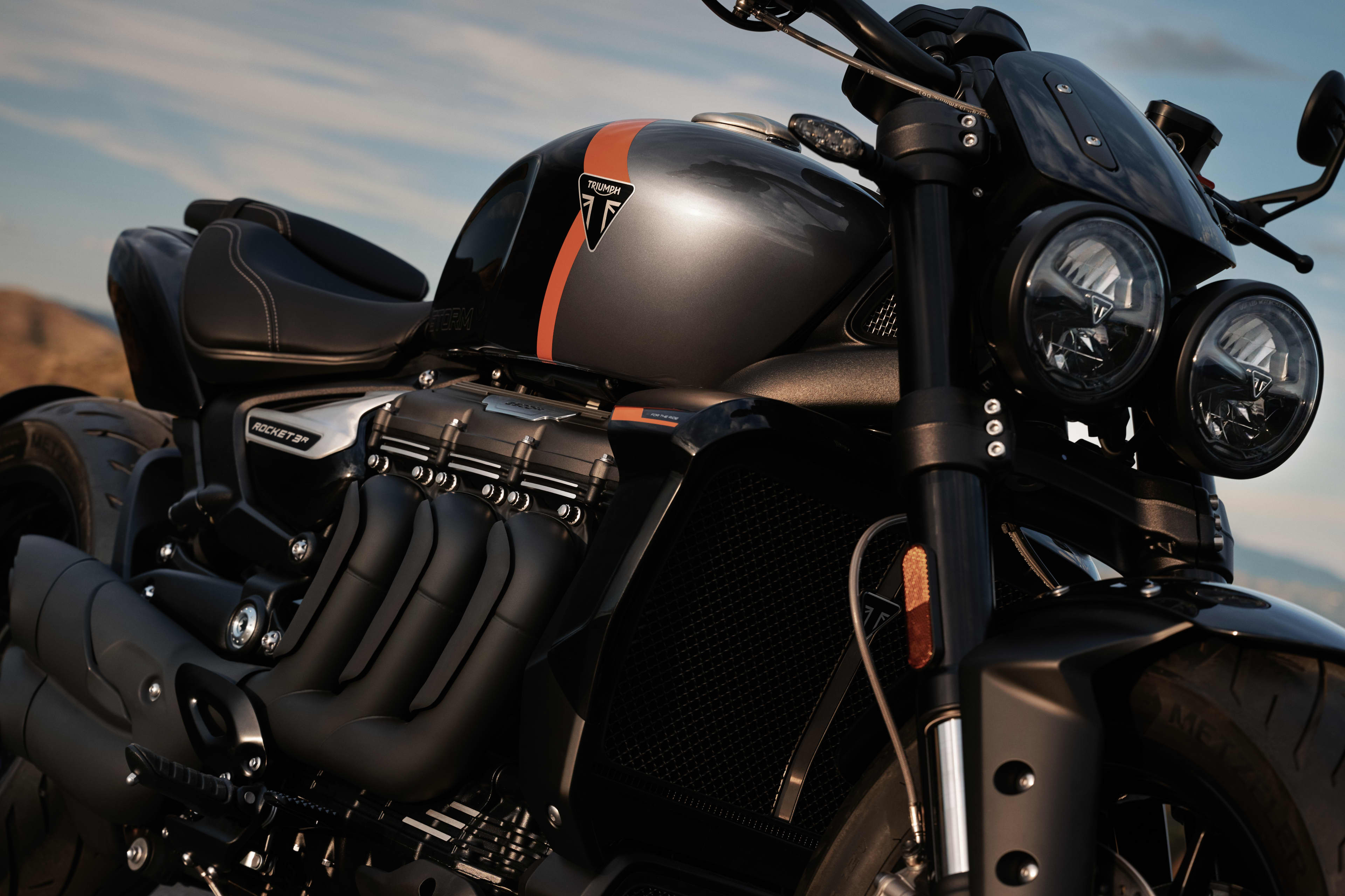 Gros plan du Rocket 3 R Storm en Sapphire Black et Granite mettant en valeur les détails