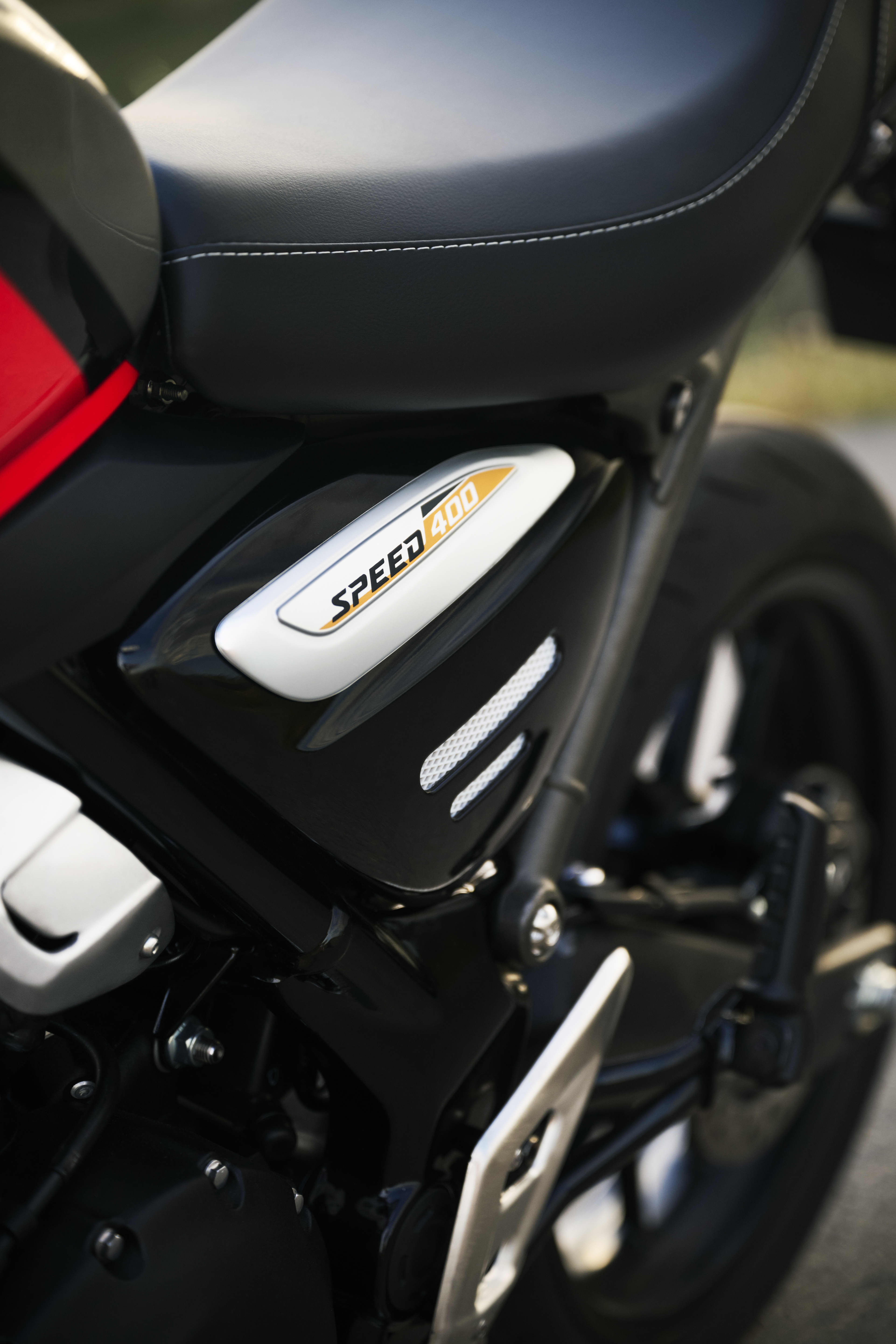 Insigne Triumph Speed 400 sur la moto