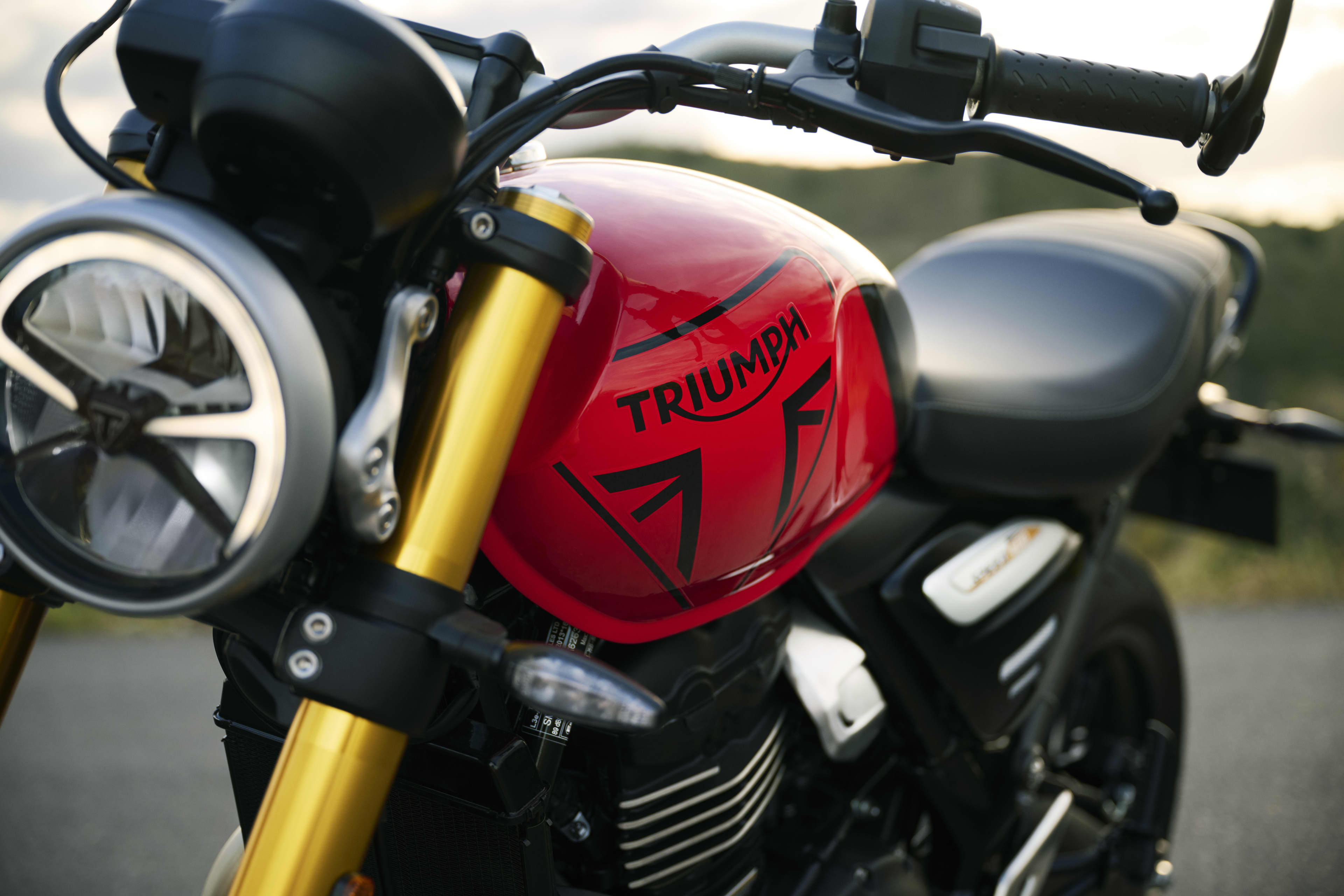Triumph Speed 400 en Racing Red et Pewter Grey, gros plan de face