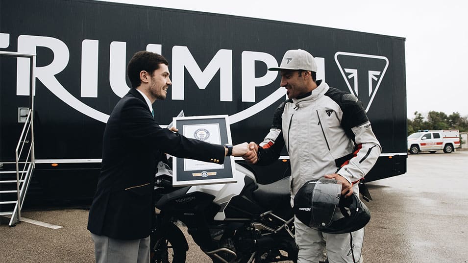 Iván Cervantes sur une Triumph Tiger 1200 lors du record Guinness