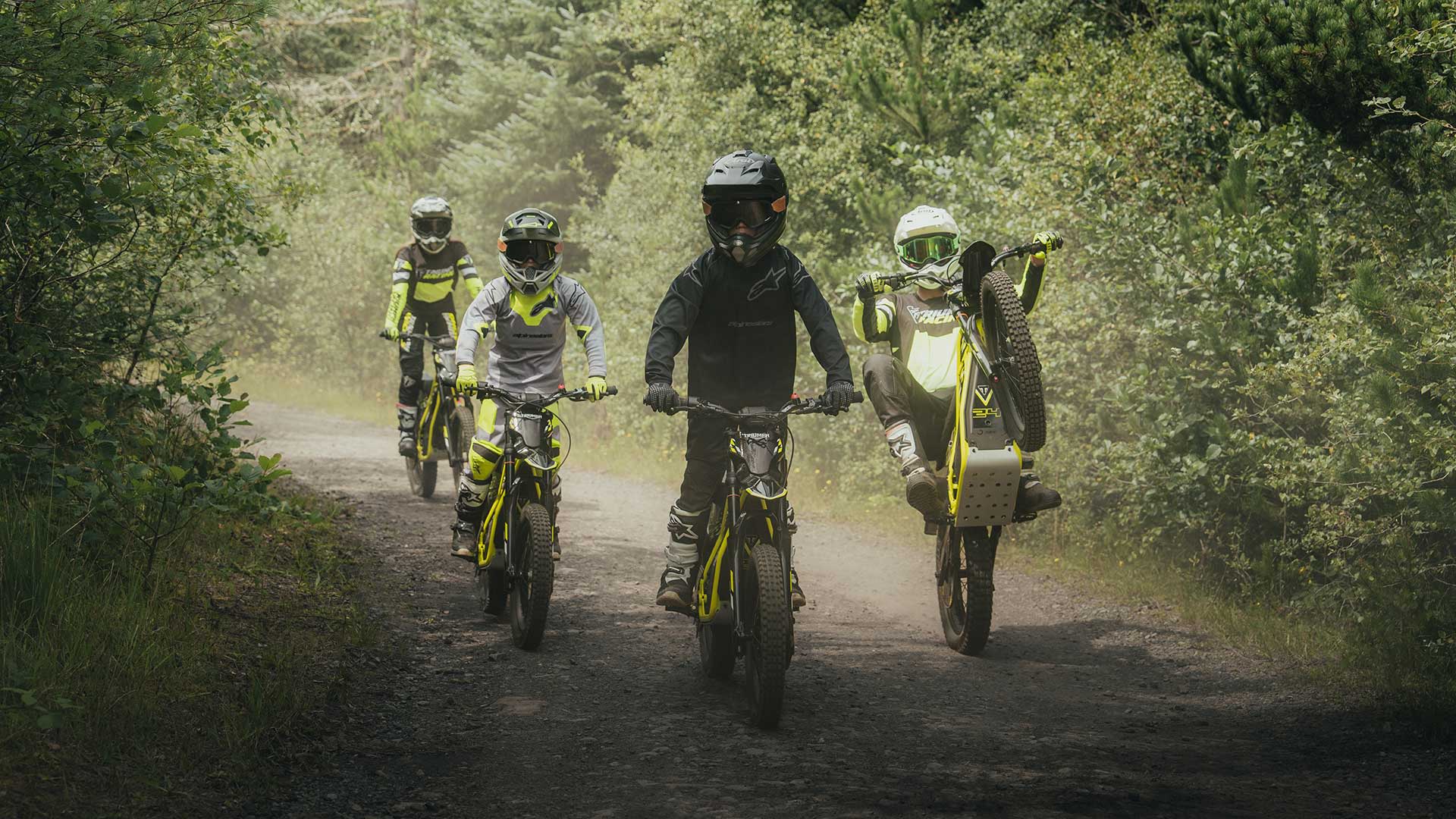 2025 — L’ÉLECTRIQUE TOUT-TERRAIN ARRIVE Modèles Triumph TXP animés par OSET sur une piste tout-terrain
