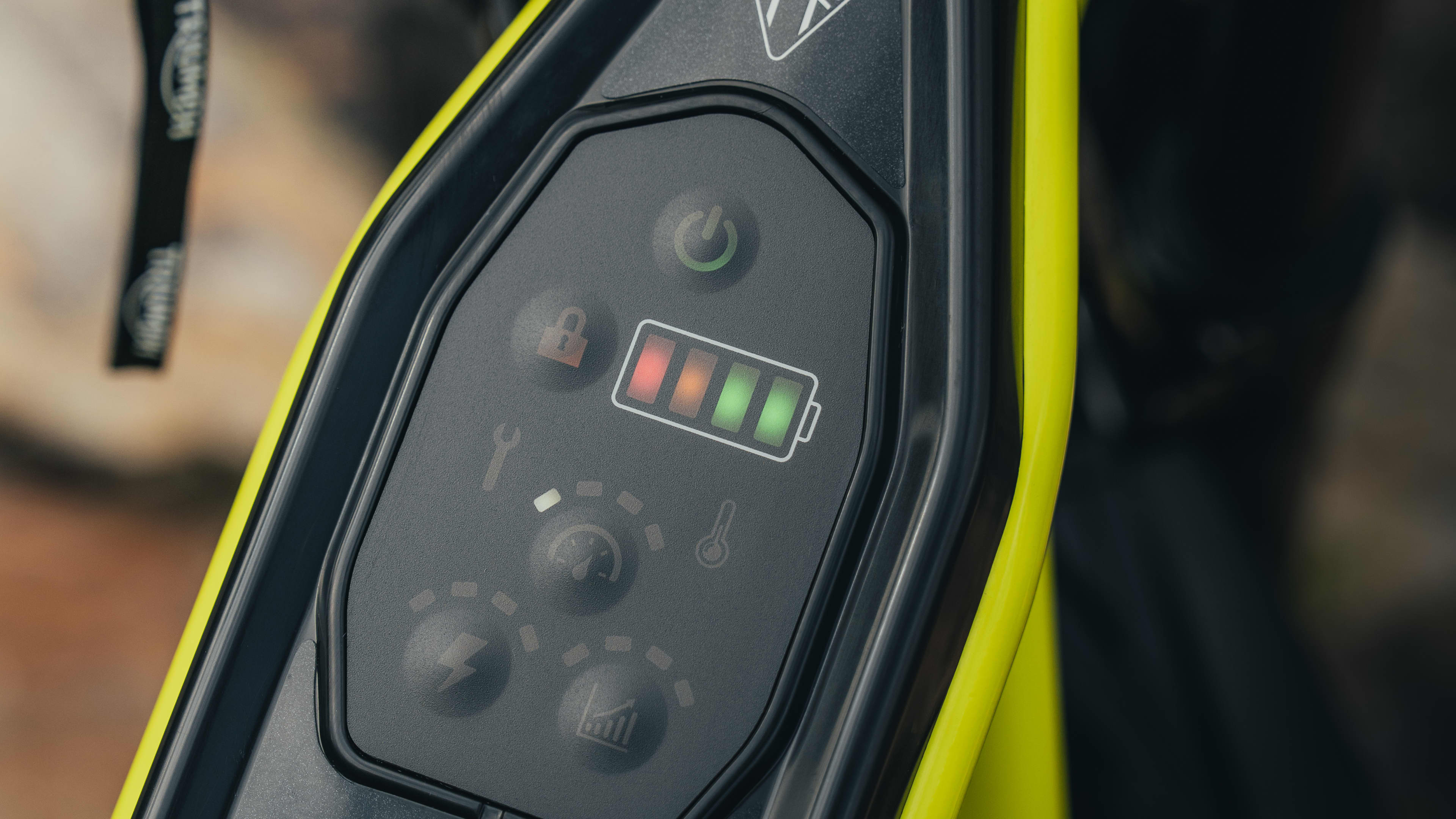 TXP-20 powered by OSET battery charge screen close up shot.