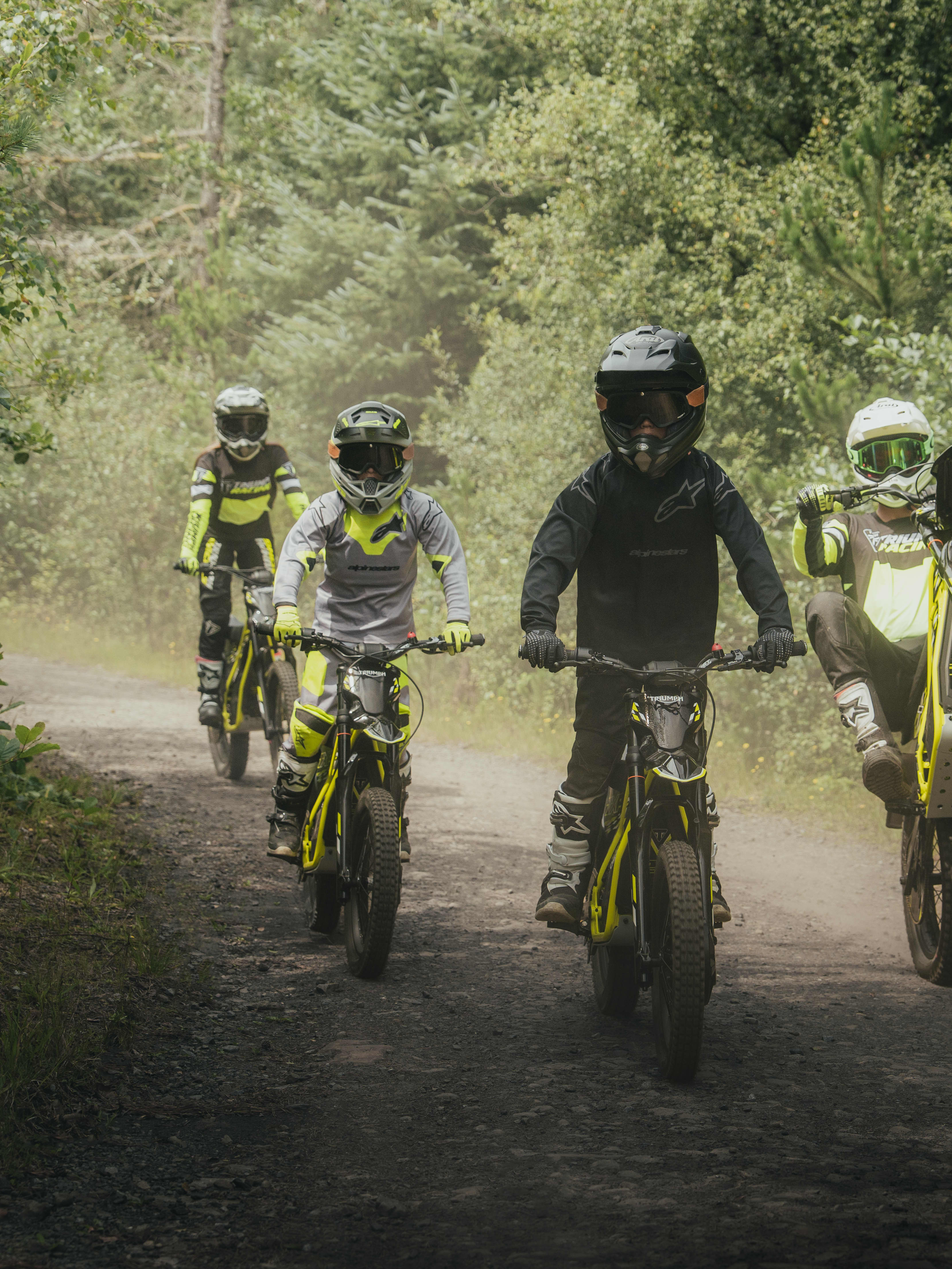 Unge kørere på elektriske Triumph TXP-offroadmotorcykler.