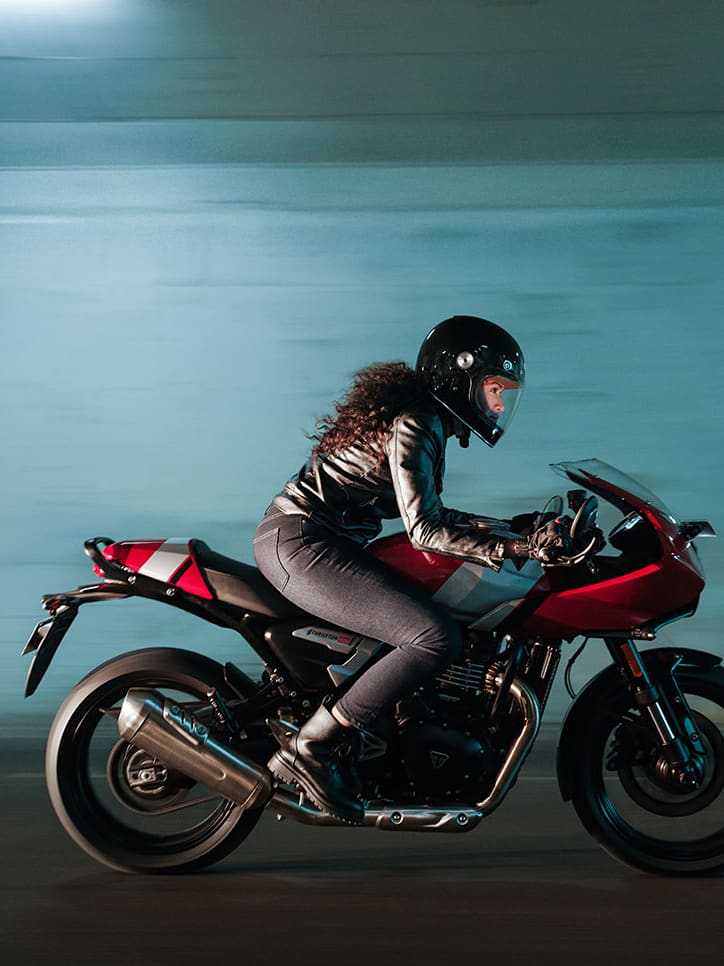 Thruxton 400 in Lava Red Gloss and Aluminium Silver side view speeding through a tunnel