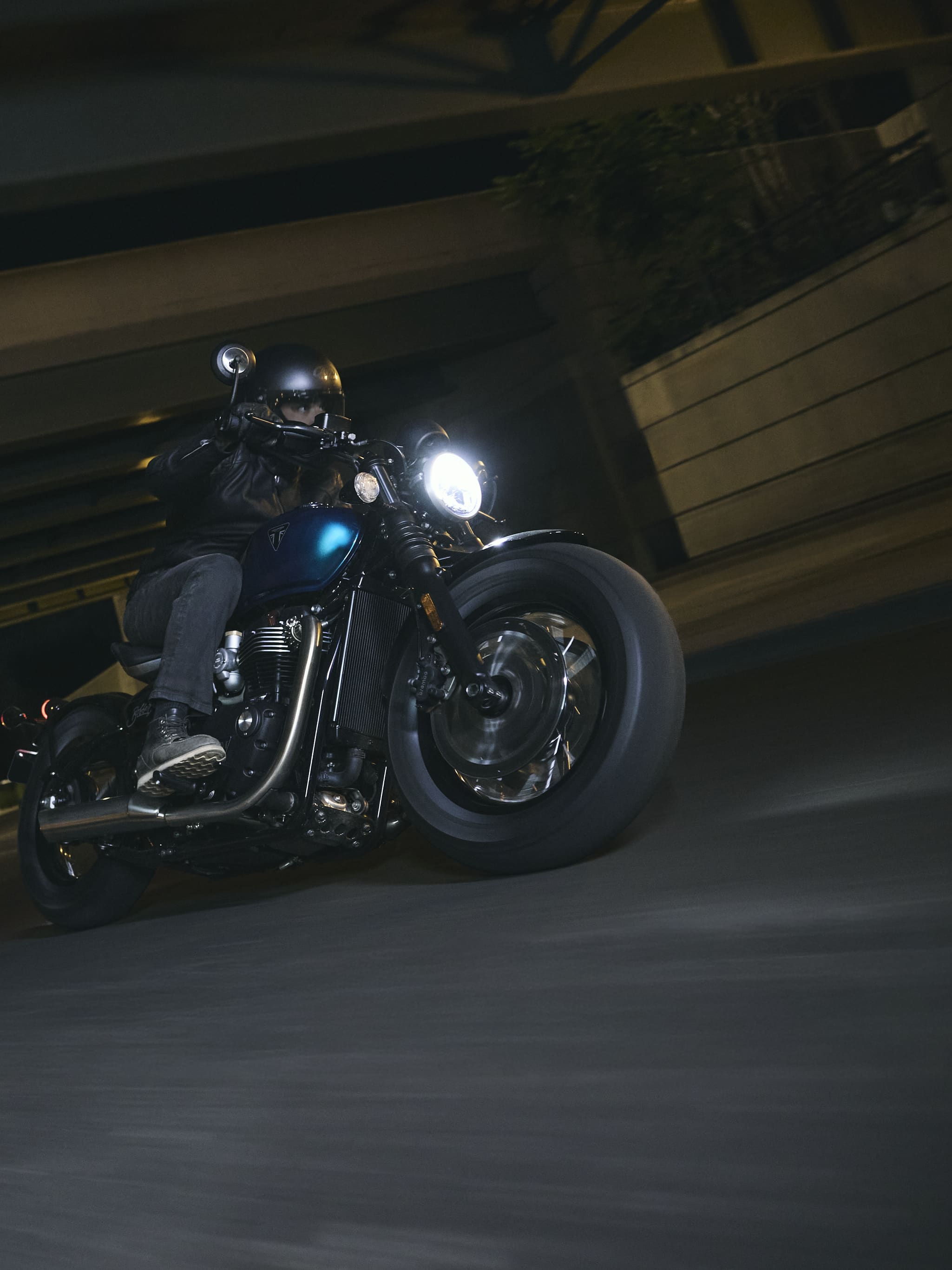 Triumph Bonneville Bobber 2026 model motorcycle in Interstellar Blue