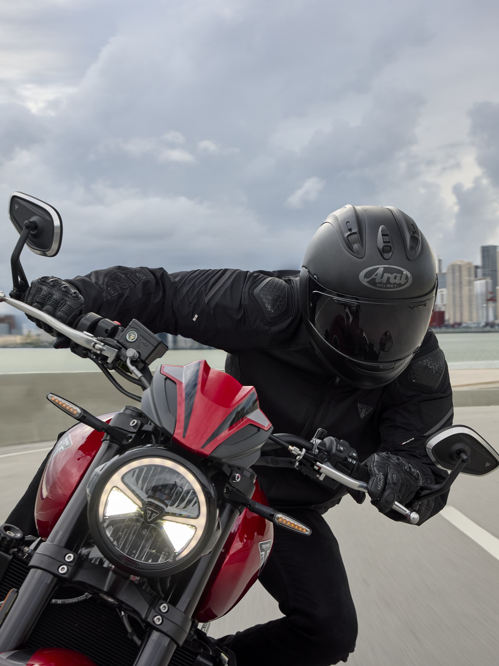 Trident 800 motorcycle front on image