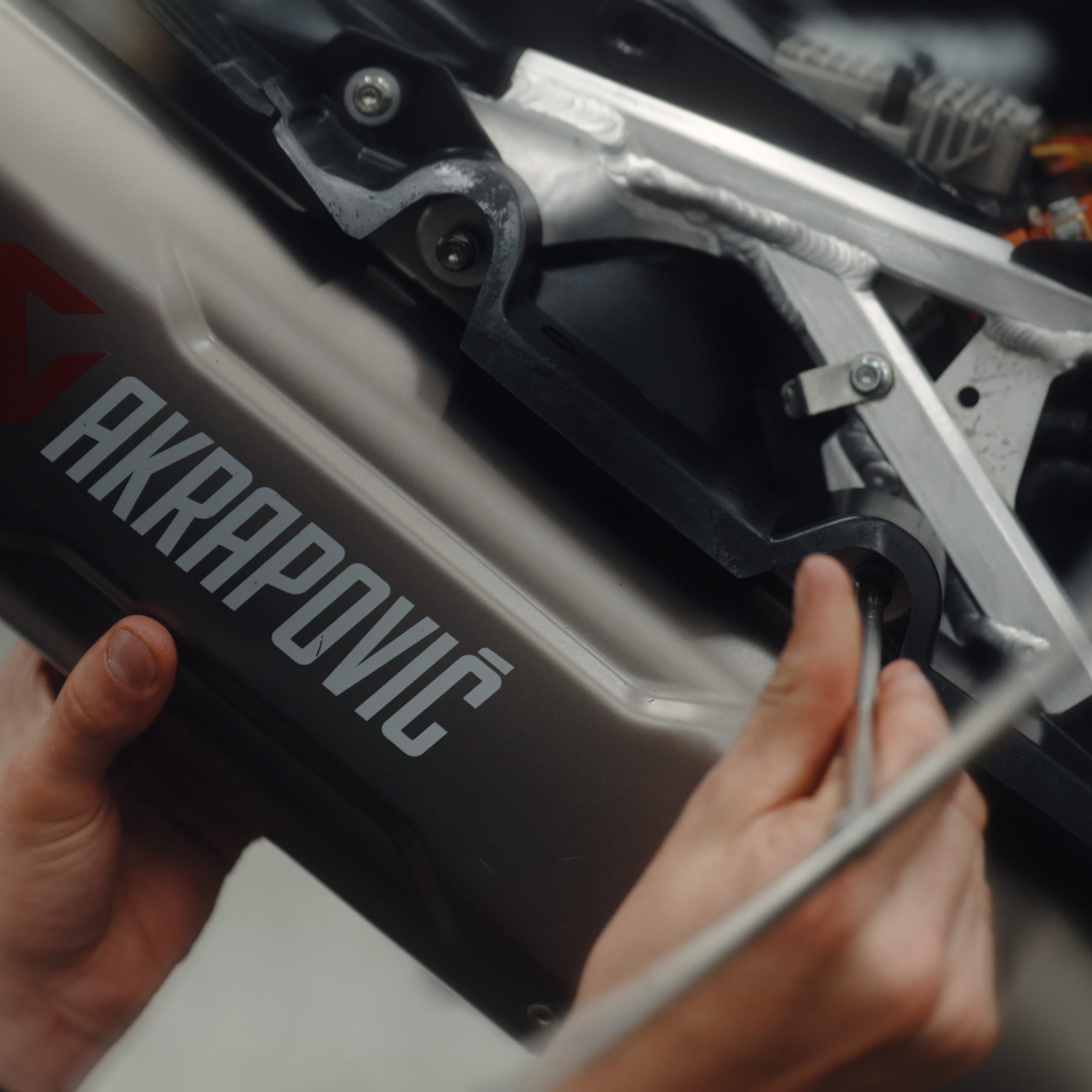 Het netwerk van Triumph, bestaande uit meer dan 300 gespecialiseerde motorcross- en endurocentra, biedt deskundige onderhoudsdiensten, onderdelen en ondersteuning op racedagen, waardoor rijders overal waar ze aan wedstrijden deelnemen toegang hebben tot expertise op fabrieksniveau.