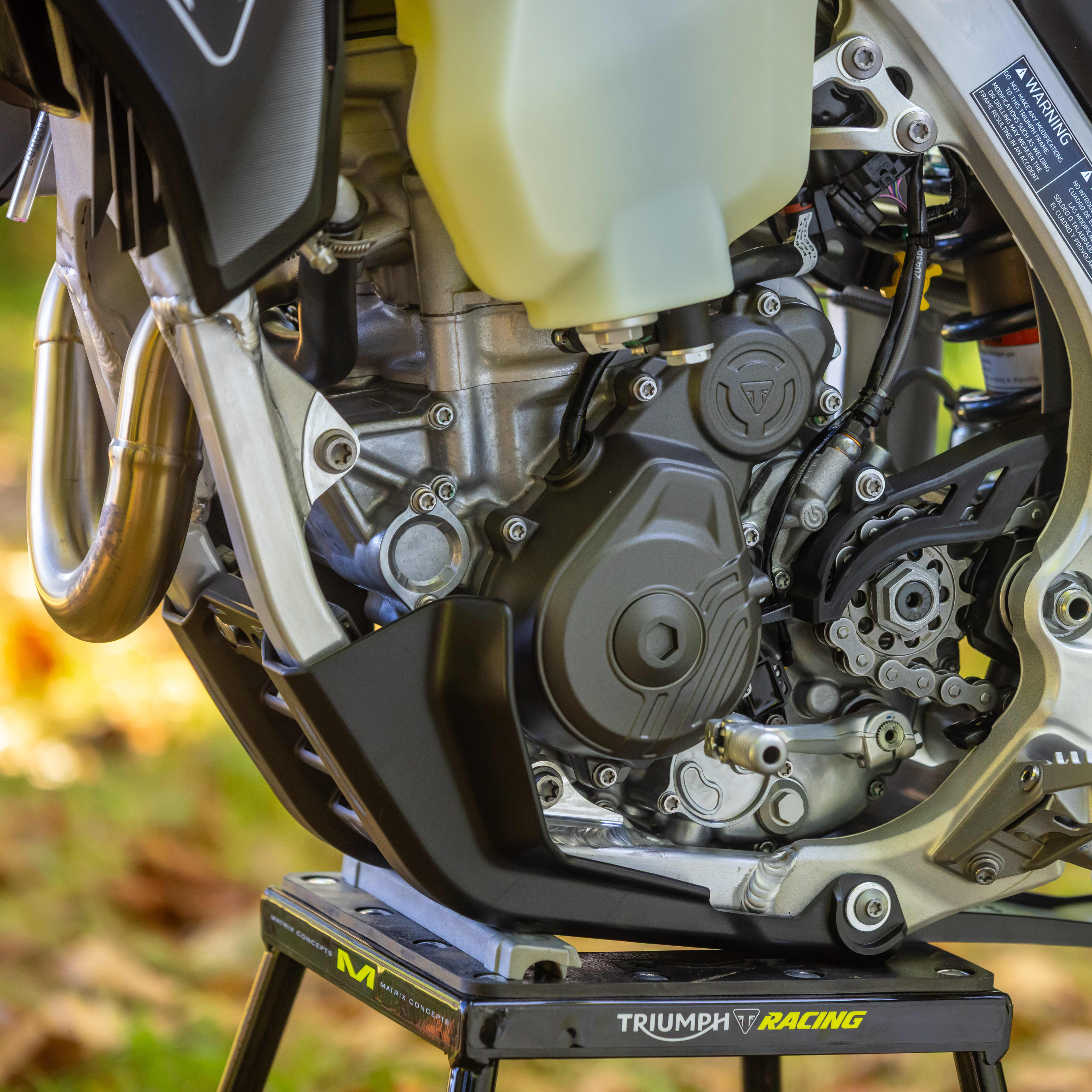 La TF 250-C está propulsada por un motor de cuatro tiempos y 250 cc desarrollado para competiciones y ajustado específicamente para condiciones todoterreno.
