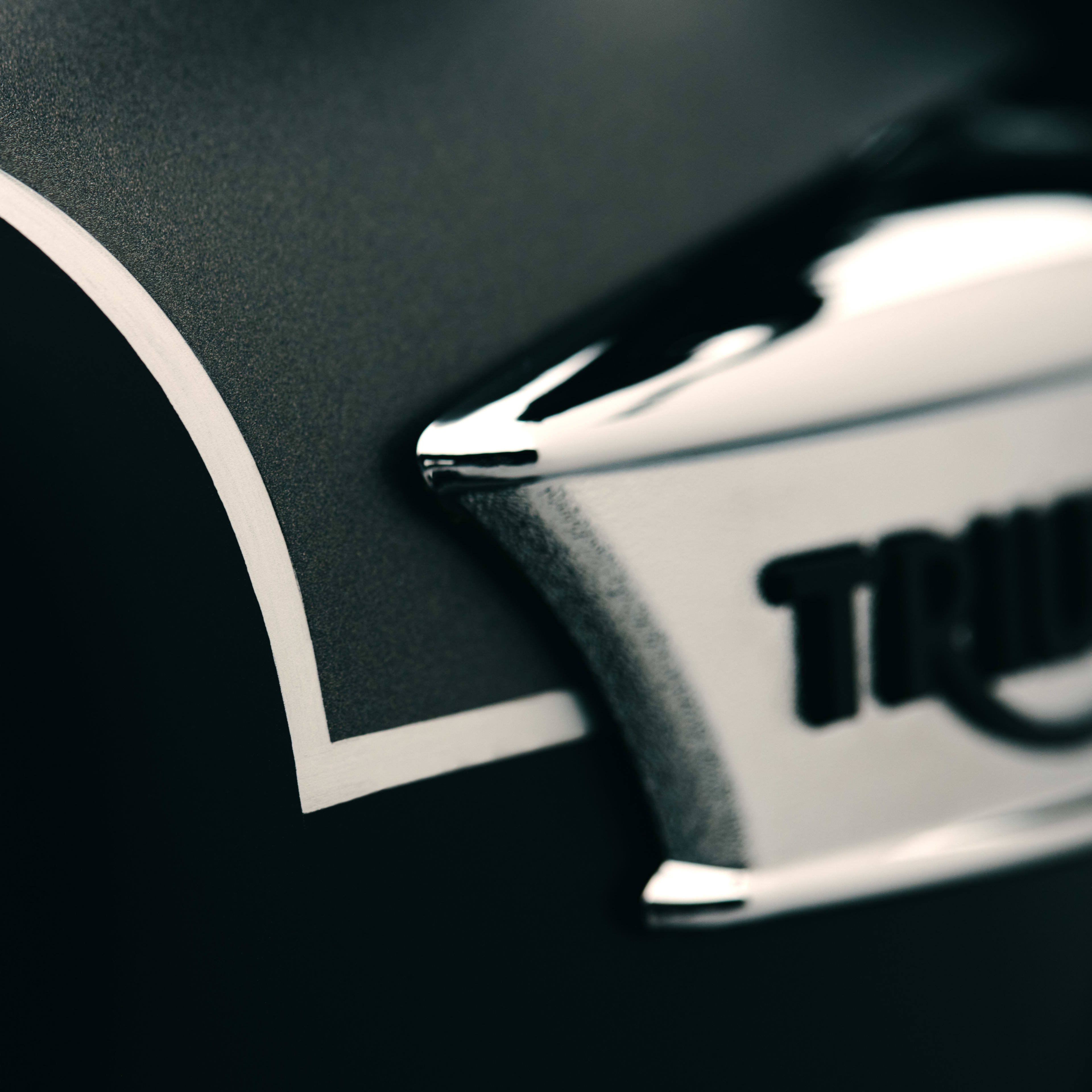 Chaque Bonneville T40 Black bénéficie de finitions faites à la main qui reflètent le souci du détail typique du nom Bonneville. La peinture profonde et intense du réservoir de carburant est ornée d’un liseré argenté peint à la main complétant la peinture à deux tons. Ce niveau de savoir-faire artisanal exceptionnel définit une nouvelle norme en veillant à ce que la Bonneville T40 Black éblouisse systématiquement les motards.