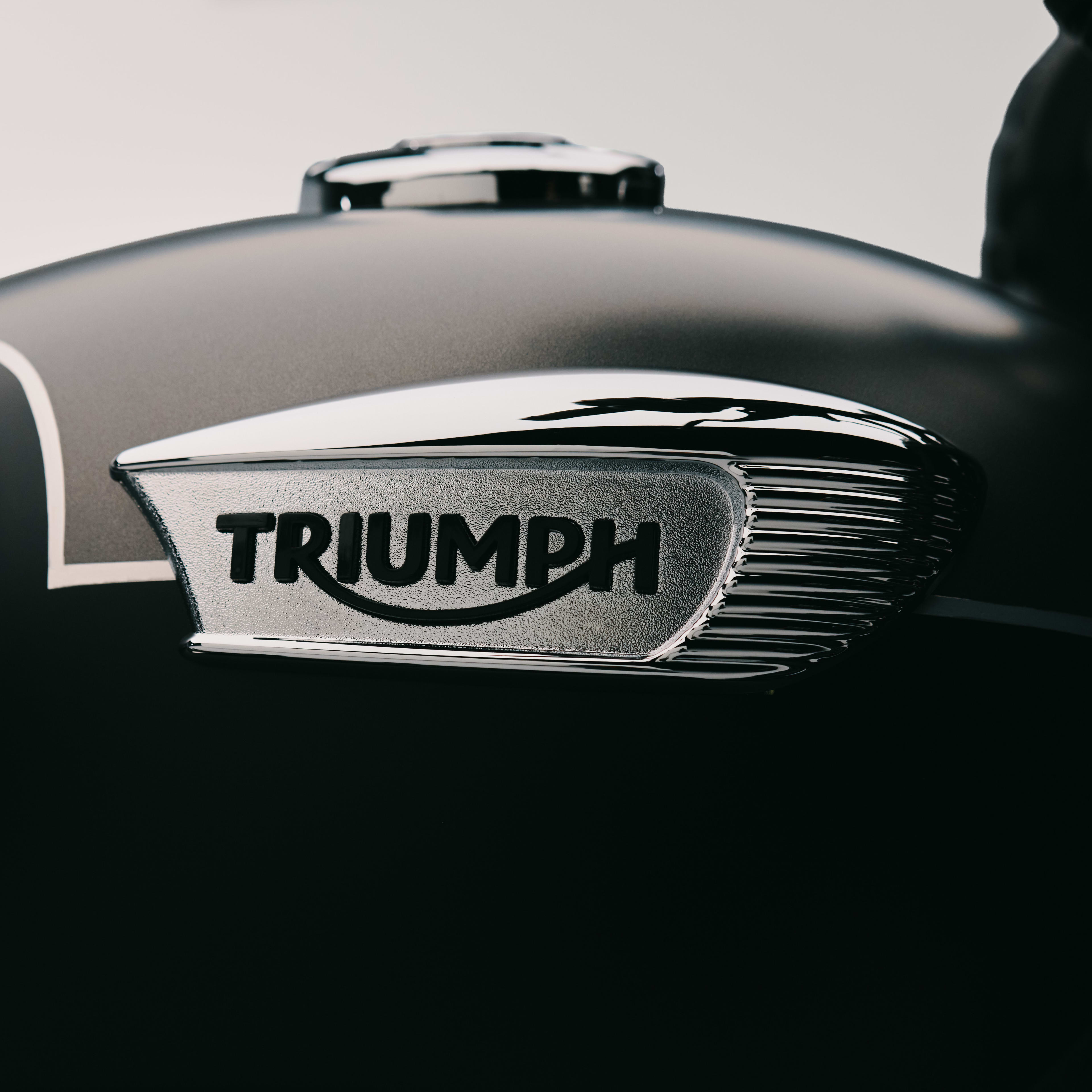 La Bonneville T40 Black apporte un côté plus sombre et affirmé au design emblématique de la Bonneville T40, un supplément de tempérament, tout en conservant son style raffiné et sophistiqué. Le réservoir de carburant bicolore distinctif Matt Pewter Grey et Matt Phantom Black est séparé par un liseré argenté peint à la main. Un carter moteur thermolaqué et un système d’échappement noir créent une apparence déterminée et musclée, qui offre à la T40 Black une présence moderne et assurée. Le design sombre est complété par des protège-genoux classiques en caoutchouc et une selle type café racer marron, un détail signature de tous les modèles Bonneville Black.