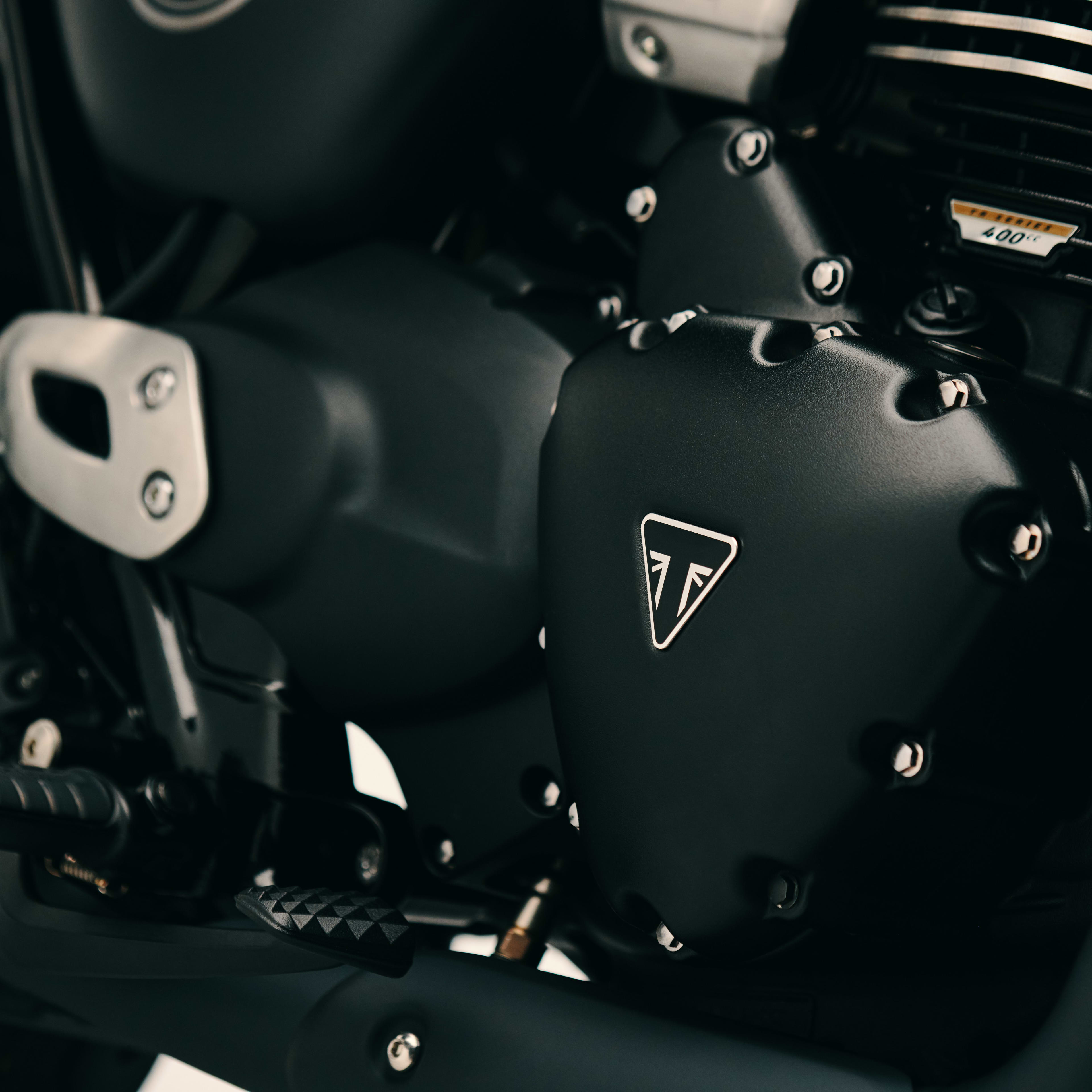 Sur la Bonneville T40 Black, les câbles et les flexibles sont dissimulés. Le moteur TR Series conserve ainsi son look épuré et classique, tout en cachant l’ingénierie moderne du monocylindre. Le souci du détail est omniprésent. Le logo Triumph se retrouve par exemple sur les composants clés comme le pontet de guidon, le garde-boue avant, le carter moteur et les feux avant et arrière. Où que vous regardiez, le souci du détail et la qualité de l’exécution sont omniprésents sur la T40 Black.

