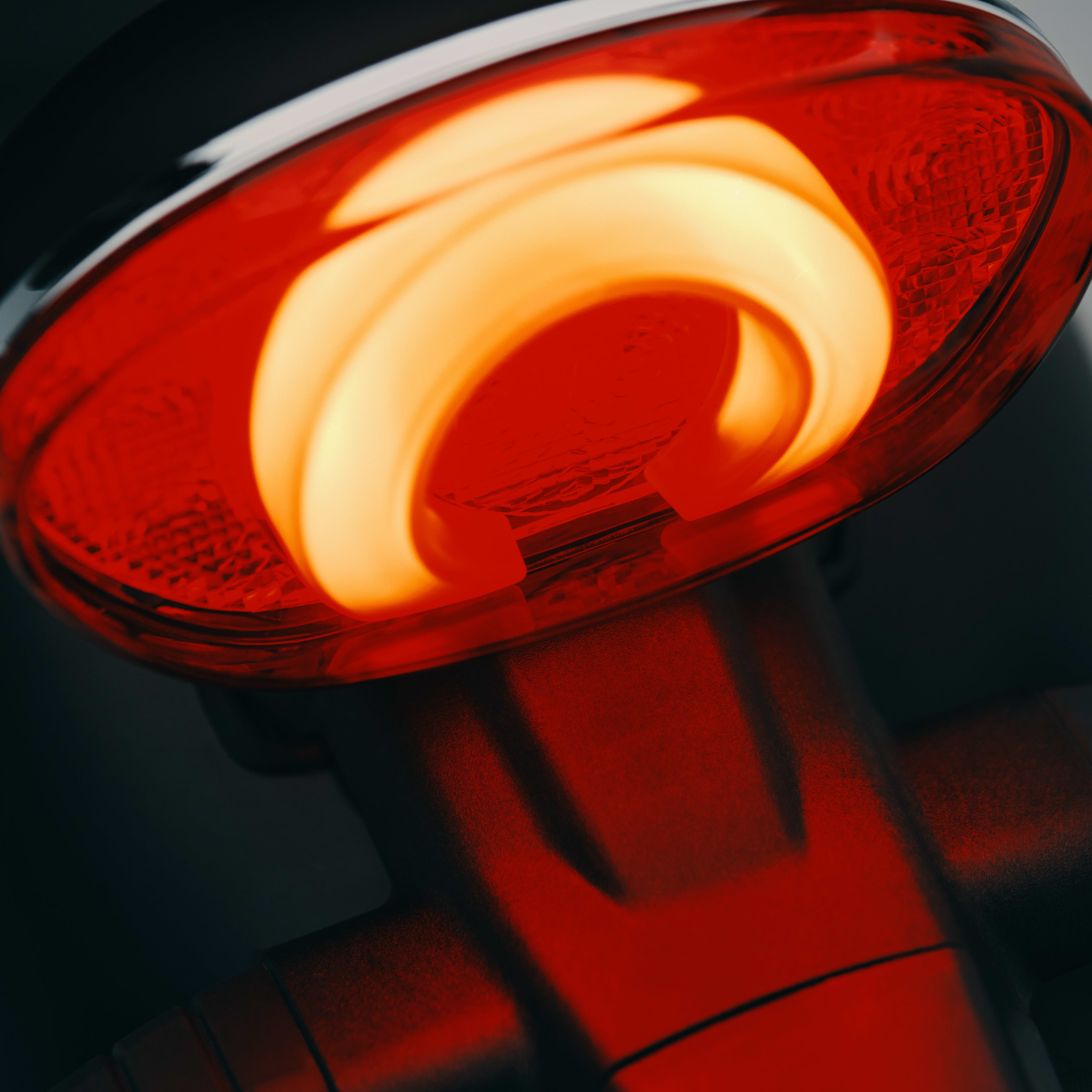 L’avertissement de décélération d’urgence vous rend plus visible et perceptible des véhicules qui vous entourent en cas de freinage brusque. Lors d’un freinage brutal, le système fait clignoter automatiquement le feu arrière pour avertir les motards et conducteurs derrière vous que votre moto ralentit rapidement.